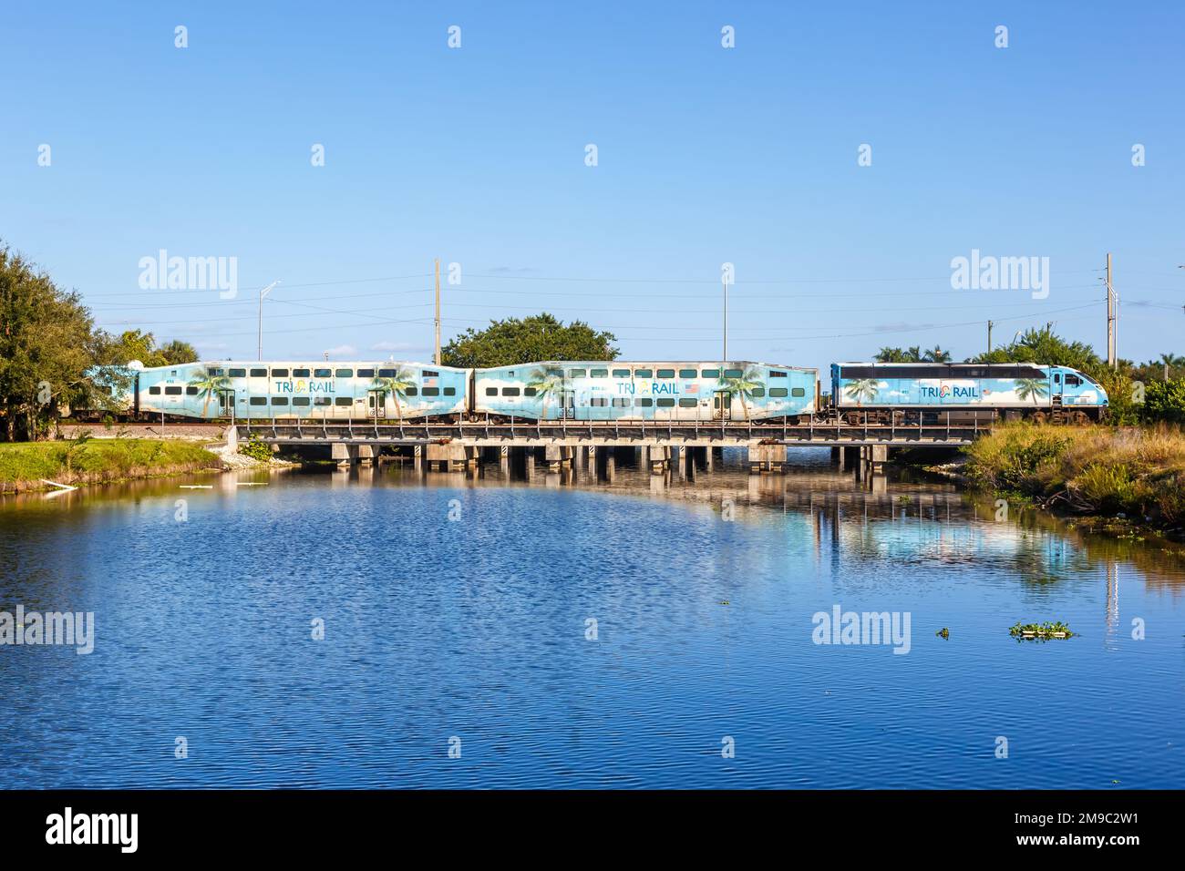 Delray Beach, Stati Uniti d'America - 14 novembre 2022: Treno ferroviario per pendolari Tri-Rail a Delray Beach, Florida, Stati Uniti. Foto Stock