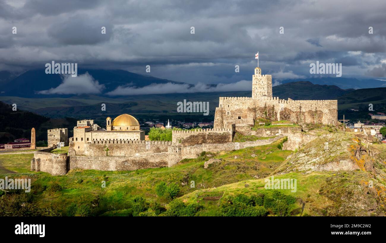 Akhaltsikhe (Rabati) Castello, fortezza medievale di Akhaltsikhe, Georgia durante il tramonto con cielo nuvoloso scuro sullo sfondo. Foto Stock