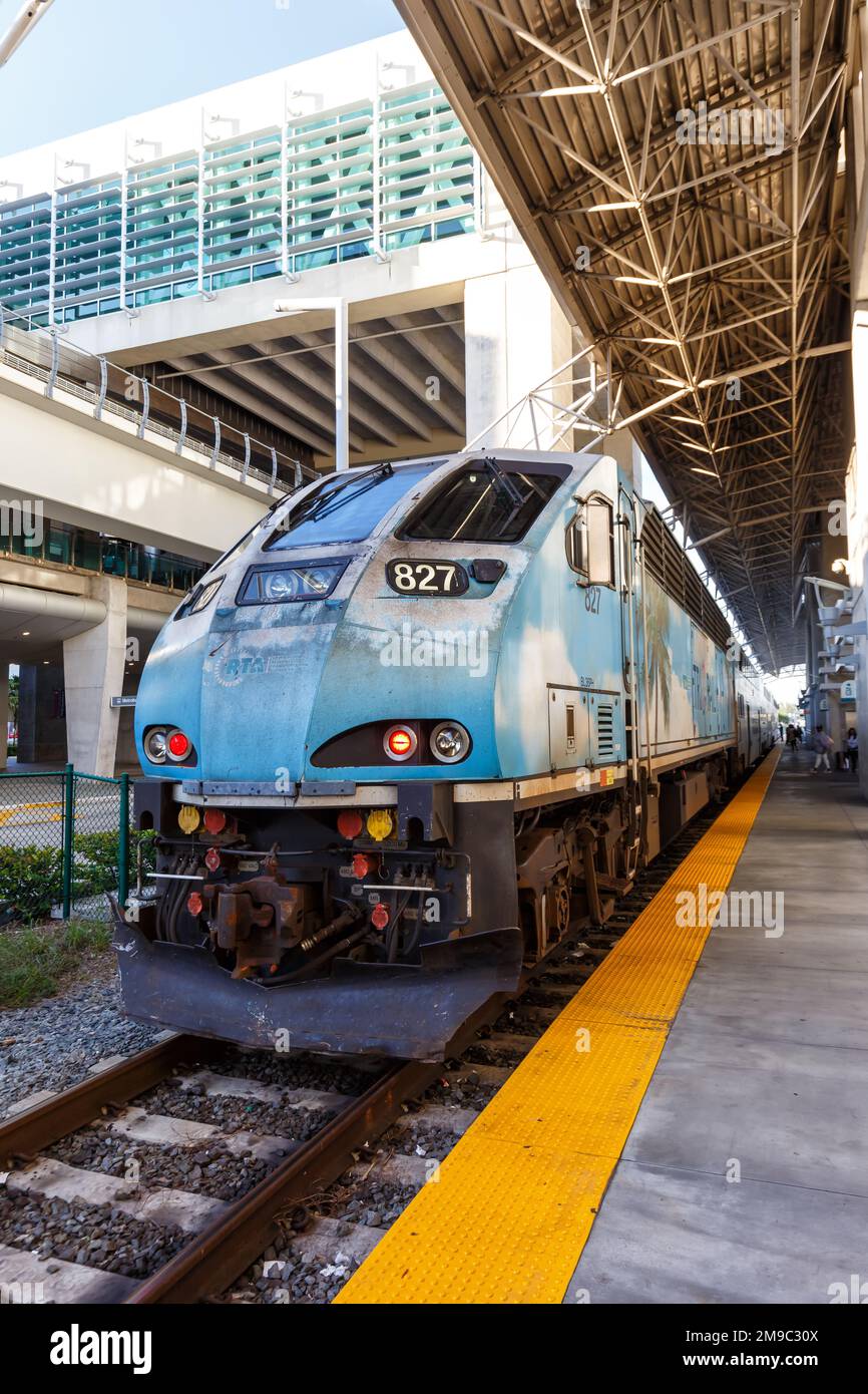 Miami, Stati Uniti - 15 novembre 2022: Treno ferroviario tri-Rail per pendolari alla stazione ferroviaria dell'aeroporto internazionale di Miami formato ritratto in Florida, unità Foto Stock