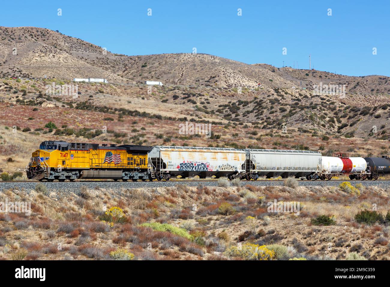 Los Angeles, Stati Uniti - 3 novembre 2022: Treno merci Union Pacific Railroad al Cajon Pass vicino a Los Angeles, Stati Uniti. Foto Stock