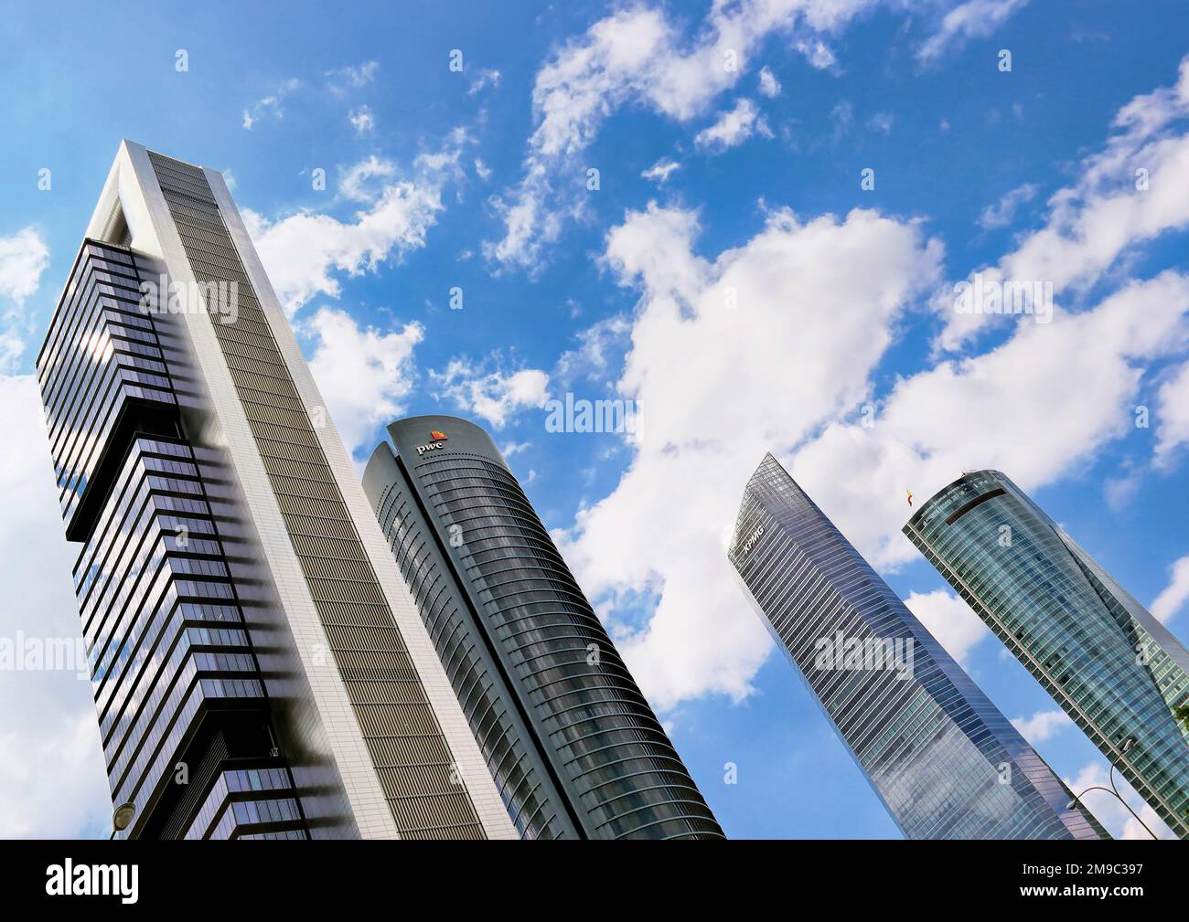 Madrid, Spagna - Maggio 2018: Grattacieli la zona commerciale di Cuatro Torres con Torre Espacio, Torre de Cristal e Torre Cepsa Foto Stock