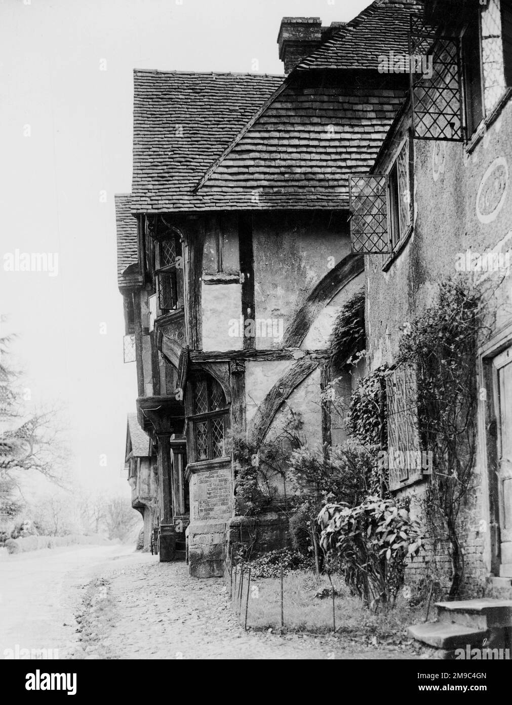 Chiddingstone High Street. Uno dei villaggi più belli del Kent, e forse dell'Inghilterra, Chiddingstone è un bell'esempio di un villaggio Tudor a una strada. E' molto tipico dello stile Kent, con lati a graticcio, timpani e tetti a tegole rosse appese in pietra. L'intero villaggio, tra cui il Castello Inn, le case e l'ufficio postale, è stato acquistato dal National Trust nel 1939 per garantire la sua conservazione. L'edificio che è ora l'ufficio postale è menzionato già nel 1453 e molti degli altri edifici probabilmente hanno preso materiali da insediamenti precedenti. Oltre il 70% degli edifici di Chiddings Foto Stock