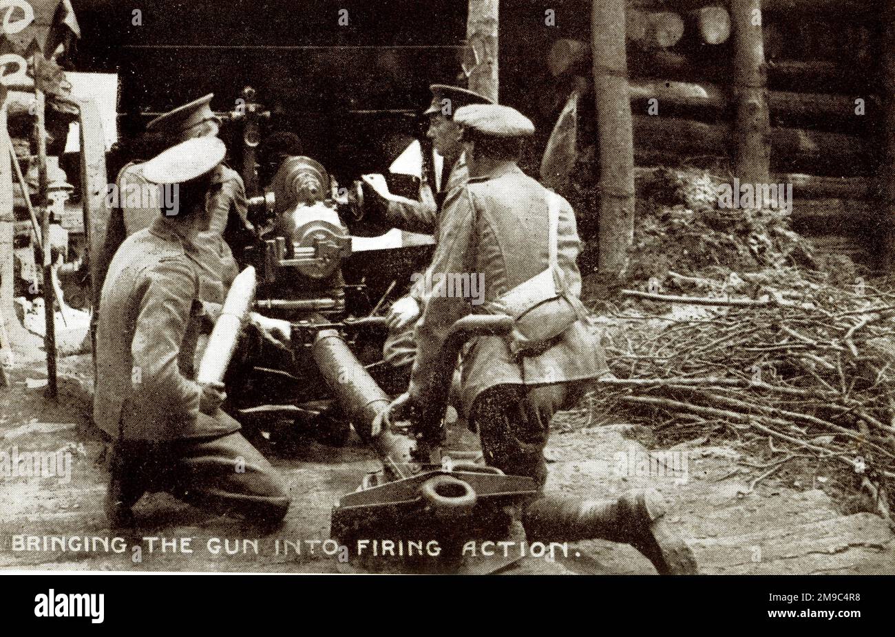 Portare la pistola in azione di sparo, WW1 Foto Stock