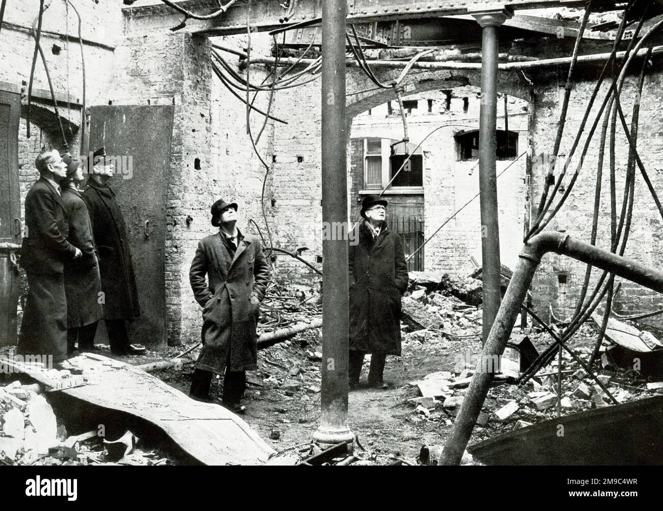 Ispezione dei danni alla bomba Blitz presso la Christie's Auction House, King Street, Londra, durante la seconda guerra mondiale Foto Stock