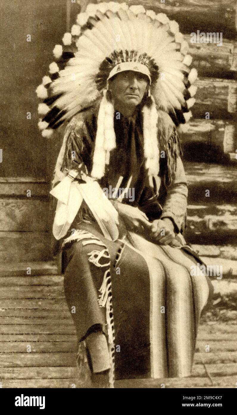 Archibald Stansfeld Belaney (1888-1938), conservazionista britannico, trapper e scrittore di pelliccia, travestito da nativo americano Grey Owl Foto Stock