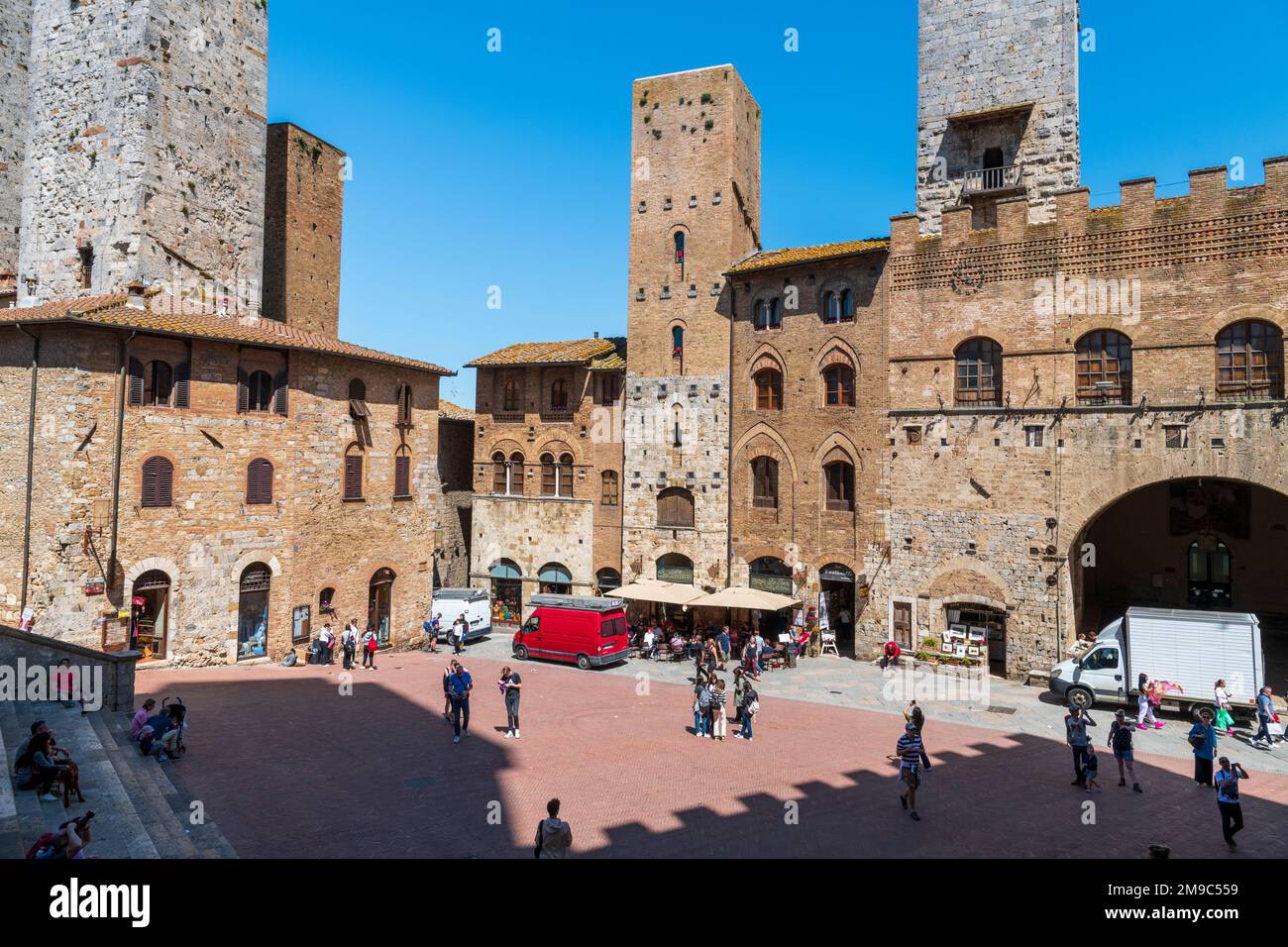 I turisti possono ammirare l'architettura storica camminando in Piazza del Duomo Foto Stock
