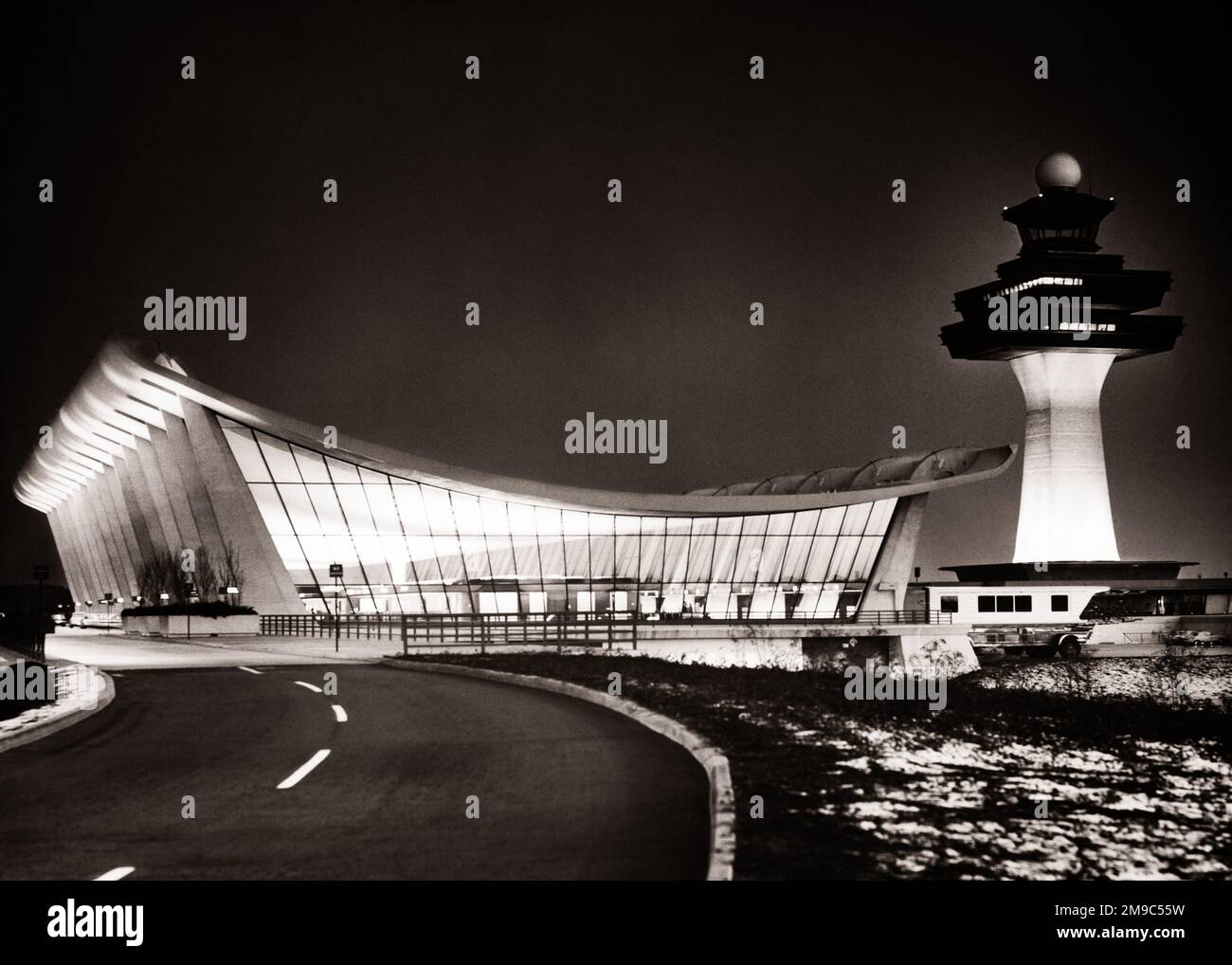 1960S NOTTURNO WASHINGTON DULLES INTERNATIONAL AIRPORT L'ARCHITETTO FINLANDESE EERO SAARINEN DESIGNER SERVICE METROPOLITAN AREA - A7216 CRS001 HARS CREATIVITÀ PANORAMICA CHE SERVE NERO E BIANCO PROGETTATO QUARTIERE FEDERALE ICONICO INTERNAZIONALE VECCHIO STILE Foto Stock