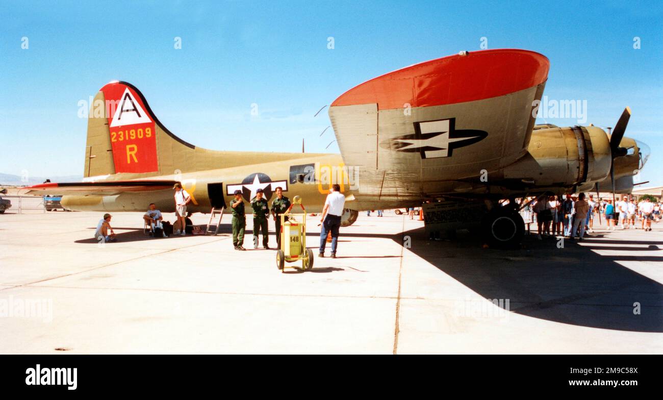 Boeing B-17G Flying Fortress 44-83575 (MSN 32216), dipinto come 42-31909 'Nine-0-Nine', al Las Vegas Golden Air Tattoo, il 26 aprile 1997. Questo aereo si schiantò il 2 ottobre 2019 all'aeroporto internazionale di Bradley, Windsor Locks, Connecticut, uccidendo sette dei 13 a bordo. Foto Stock Boeing B-17G Flying Fortress 44-83575 (MSN 32216), dipinto come 42-31909 'Nine-0-Nine', al Las Vegas Golden Air Tattoo, il 26 aprile 1997. Questo aereo si schiantò il 2 ottobre 2019 all'aeroporto internazionale di Bradley, Windsor Locks, Connecticut, uccidendo sette dei 13 a bordo. Foto Stock