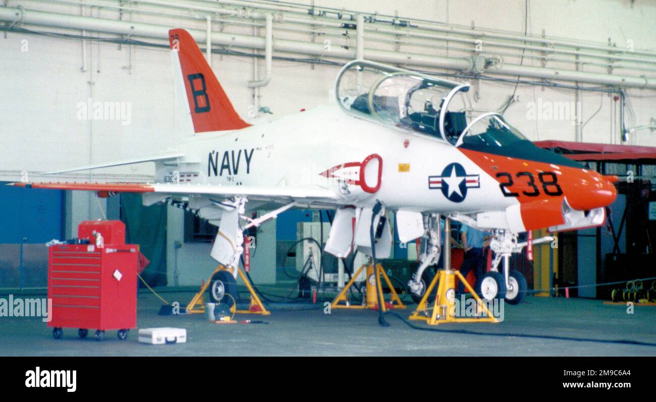 United States Navy - McDonnell Douglas T-45A Goshawk 163638 (msn A040), sollevato per le funzioni del carro. nel hangar Foto Stock