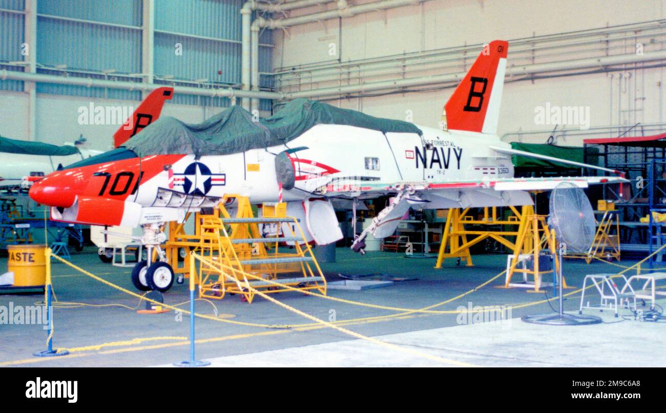 United States Navy - McDonnell Douglas T-45A Goshawk 163601 (msn A003), trestled per una rimozione di ala nell'hangar Foto Stock