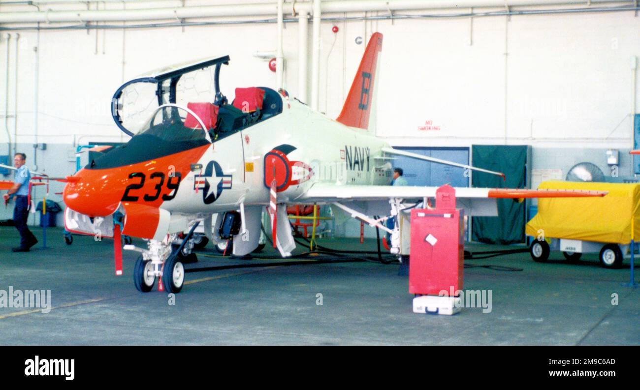 United States Navy - McDonnell Douglas T-45A Goshawk 163630 (msn A032), ricevendo alcuni TLC nell'hangar. Foto Stock