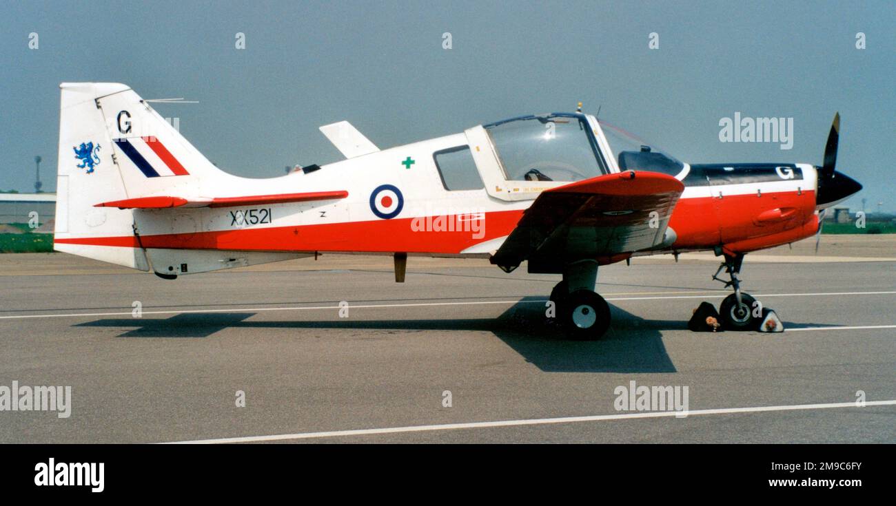 Royal Air Force - Scottish Aviation Bulldog T.1 XX521 (msn BH120/207), della UAS delle East Midlands, al RAF Brize Norton il 6 maggio 2000. Foto Stock