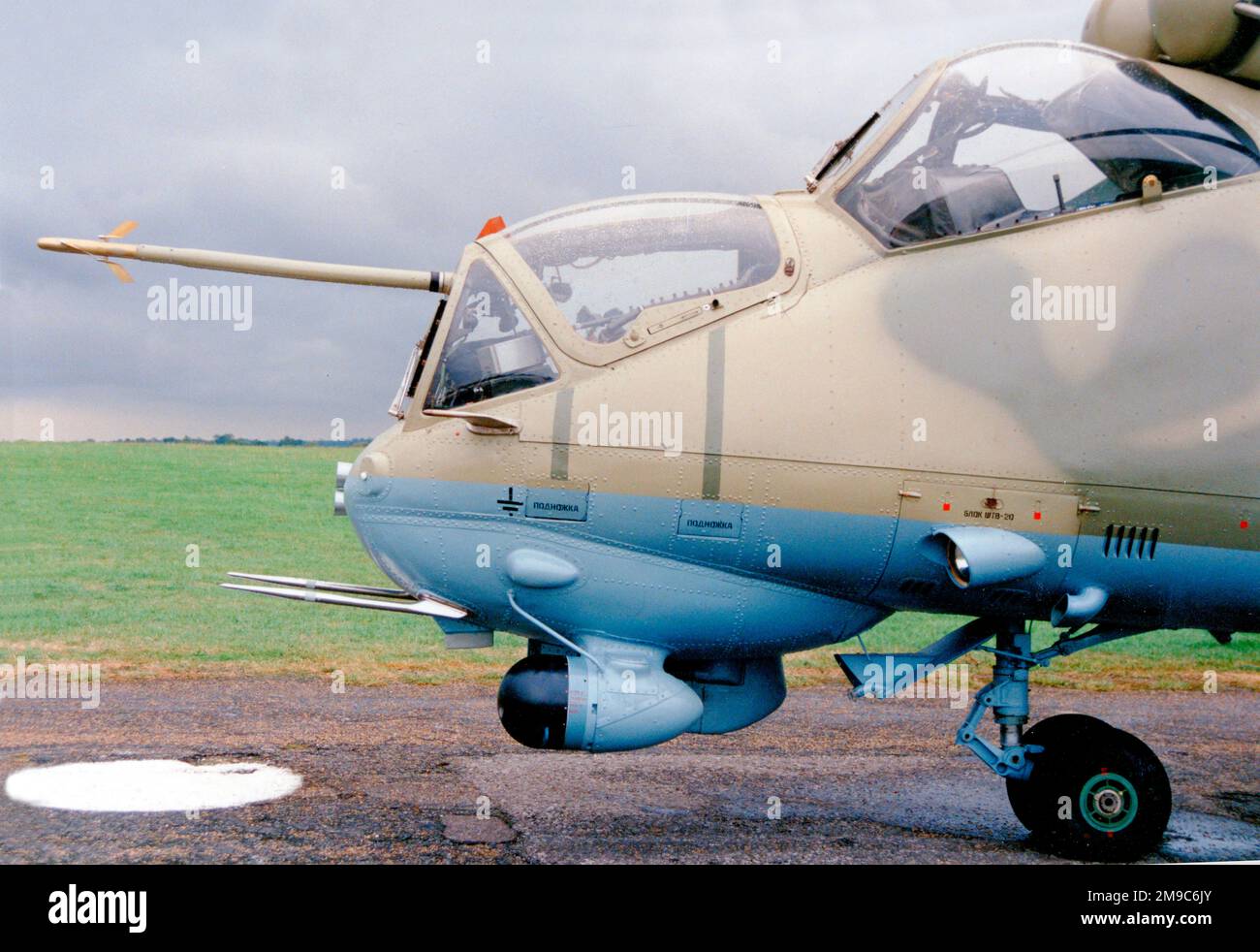 MIL mi-35P 11 Red (msn 3532431723858), mentre a Helitech, Redhill nel settembre 1989. (Ancora con l'antenna H-370 del salone di Parigi) Foto Stock