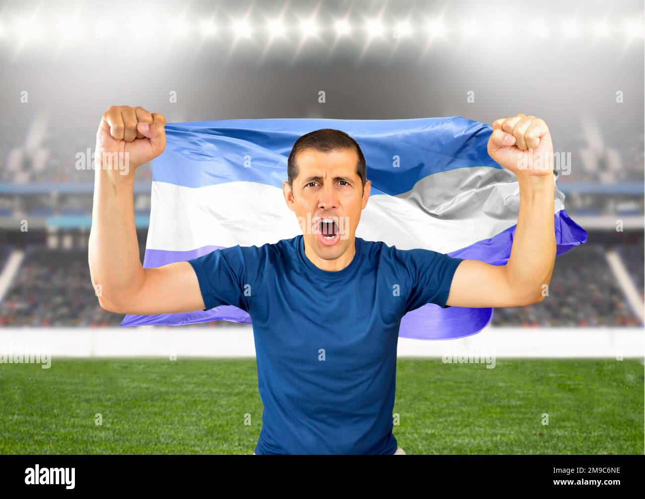Tifosi uomini allo stadio urlando per la vittoria con la bandiera argentina  Foto stock - Alamy