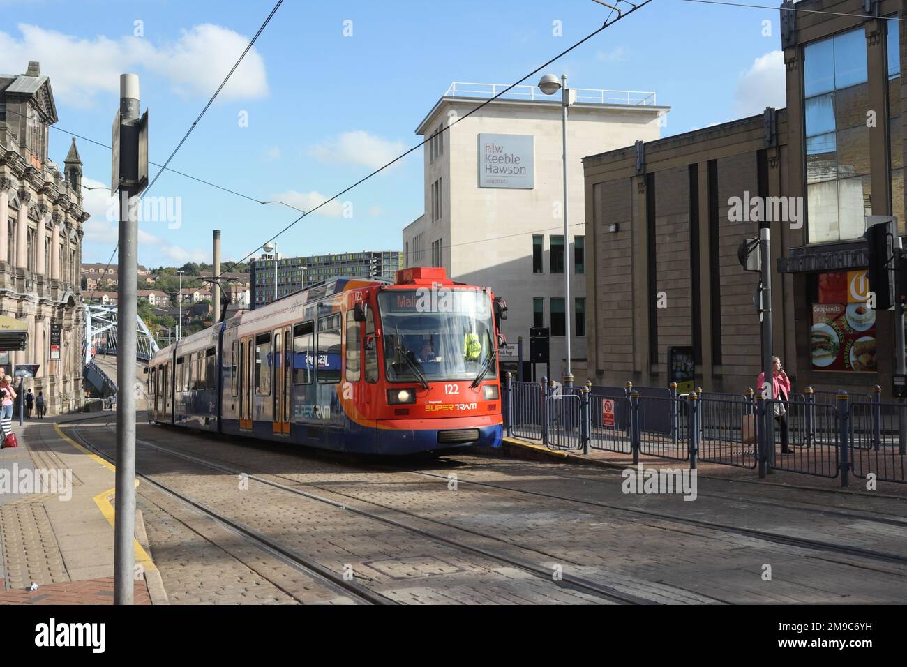 A Sheffield Supertram City Centre Metro trasporto urbano, metropolitana leggera rete Inghilterra. Fermata strada commerciale Foto Stock