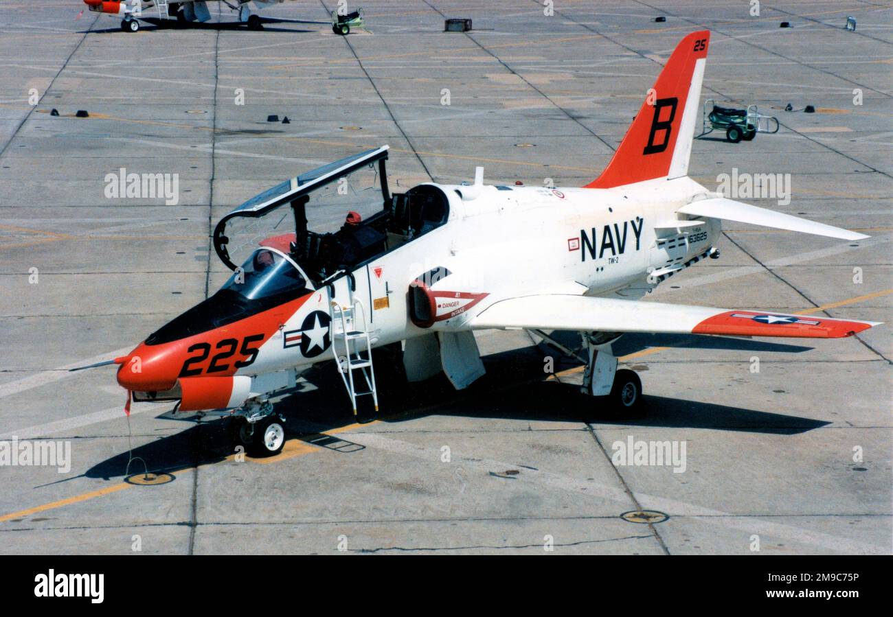 United States Navy - McDonnell Douglas T-45A Goshawk 163625 (MSN A027, call-sign '225'), di TW-2 al NAS Kingsville, Texas. Foto Stock