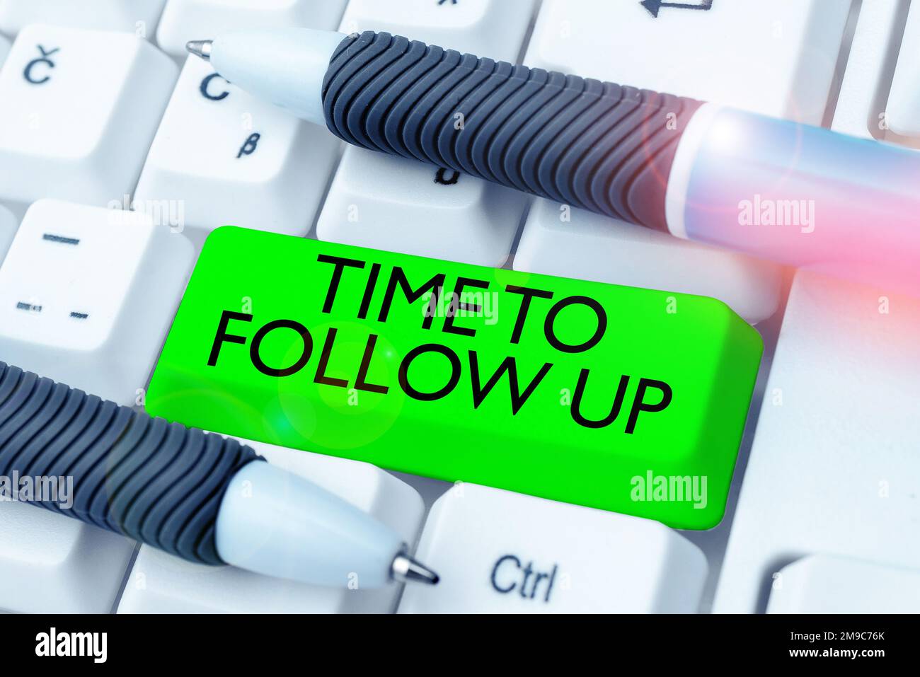 Cartello di testo che mostra il tempo di follow-up. Idea aziendale richiesta dell'attività precedente o continuazione delle informazioni Foto Stock