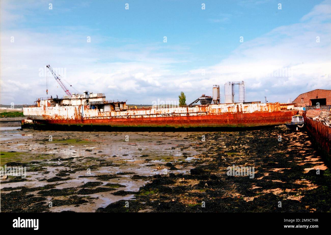 HMS Stalker, un LST di Mark III (nave di atterraggio, carro armato), precedentemente conosciuto come LST 3515, visto al Pounds di Portsmouth scrapyard circa 2006. Whils in attesa di smaltimento Stalker è stato utilizzato come fonte di una fuga di gas velenoso negli episodi 55 e 56 del 'testimone silenzioso', con il nome fittizio 'Galle'. Foto Stock