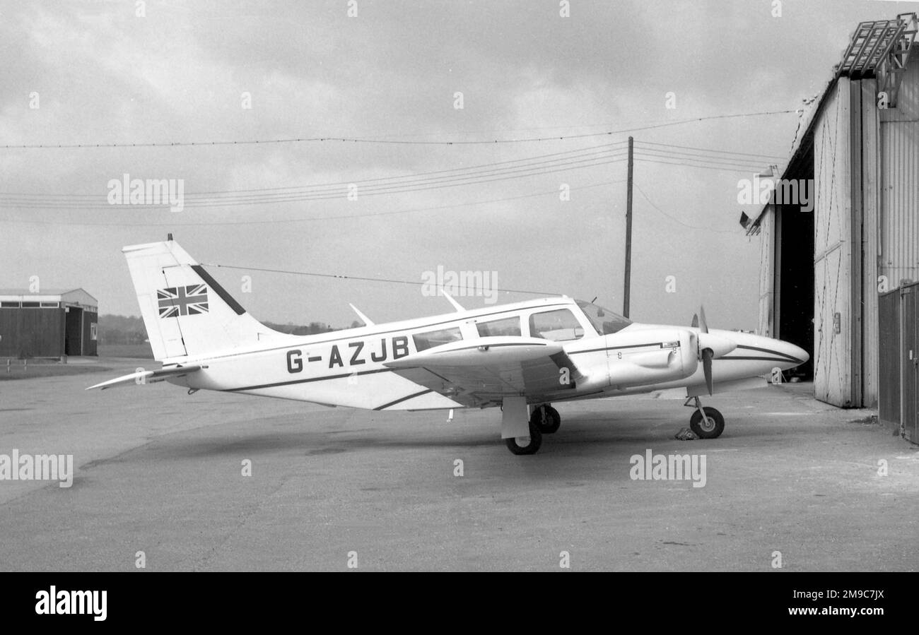 Piper PA-34-200 Seneca G-AZJB (msn 34-7250017), di proprietà di Winston Spencer Churchill, nipote del primo ministro in guerra, Winston Leonard Spencer Churchill. Foto Stock