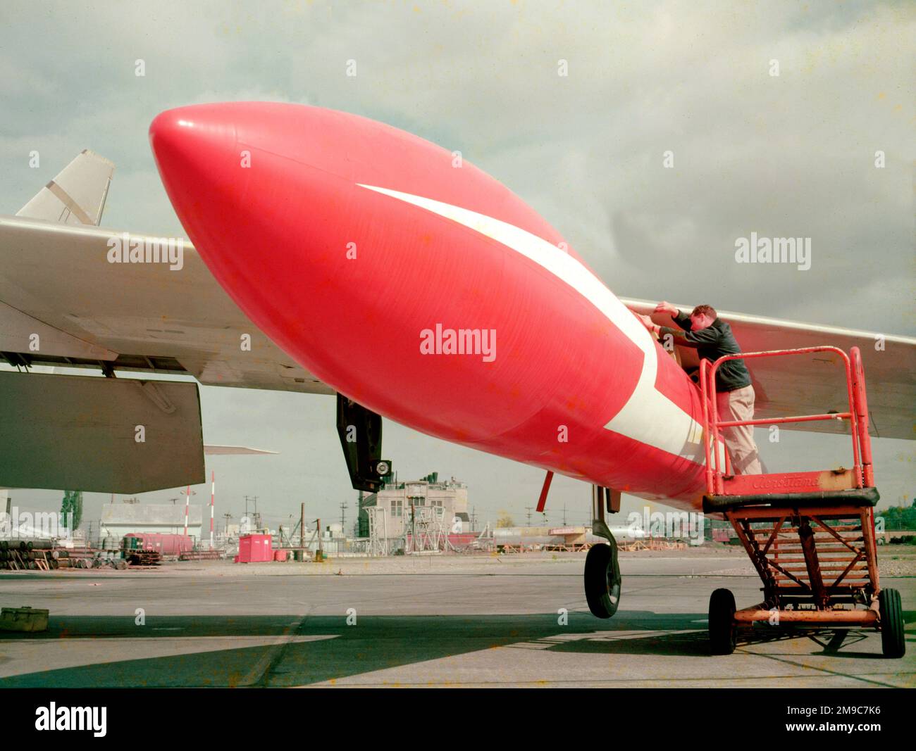 Boeing B-52 Stratofortress. Uno specialista nella manutenzione del carburante che esegue la manutenzione di un serbatoio sotto ala da 3.000 galloni USA (2498 galloni Imp., 11356 litri). Foto Stock