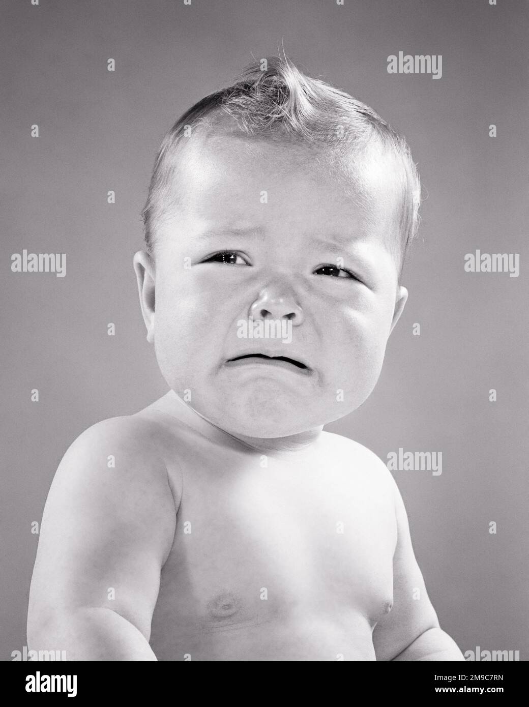 1950S SAD BABY GIRL GUARDANDO LA MACCHINA FOTOGRAFICA PIANGENDO DAVVERO GIÙ IN BOCCA - B8194 HAR001 HARS HOME LIFE COPIA SPAZIO GRIDO ESPRESSIONI TURBATO B & W TRISTEZZA OCCHIO CONTATTO PIANGENDO TESTA E SPALLE BAWLING SOB COTTING GLUM BAWL CONCETTUALE CRESCITA GIOVANILE MISERABILE RAGAZZA BAMBINO DAVVERO SCOTTANTE BIANCO E NERO ETNICITÀ CAUCASICA HAR001 VECCHIO FASHIONED WHIMPER Foto Stock