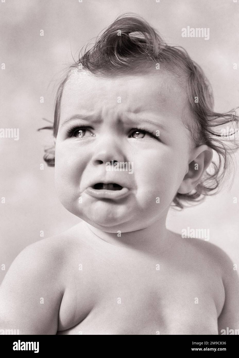 1930S 1940S BAMBINA ANGOSCIATA PIANGERE - B9243 HAR001 HARS B&W PREOCCUPATO TRISTEZZA PIANGENDO TESTA E SPALLE ANGOSCIATO UMORE BAWLING SINGHIOZZARE CONCETTUALE GLUM CRESCITA GIOVANILE MISERABILE BAMBINA NERA E BIANCA CAUCASICA ETNIA HAR001 VECCHIO STILE Foto Stock