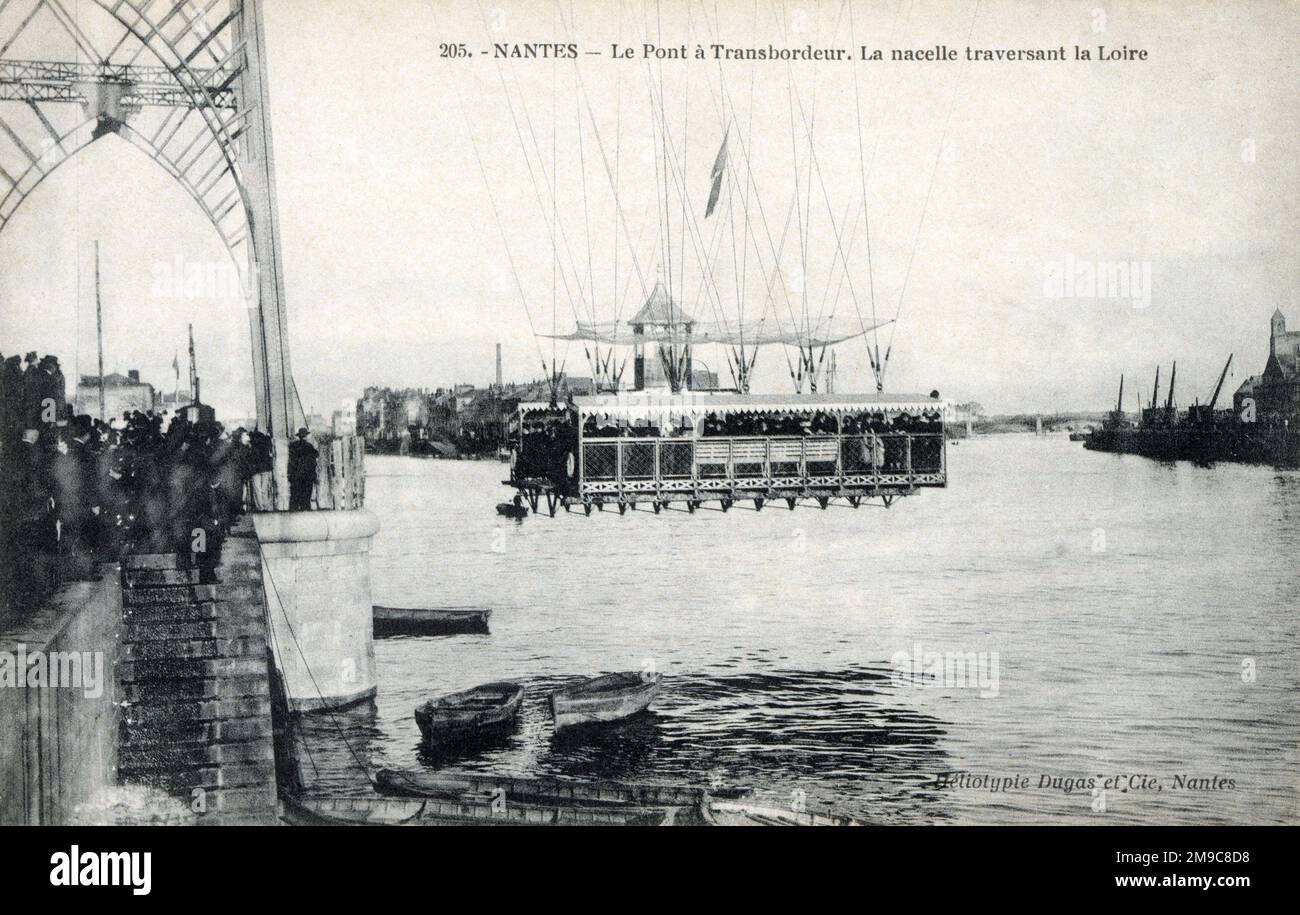 Transporter Bridge sul fiume Loira, Nantes, Francia. Costruito nel 1903, il ponte aveva un'estensione di 141m metri attraverso la Loira e fu demolito durante la seconda guerra mondiale. Eventualmente una vista il giorno di apertura o poco dopo. Foto Stock