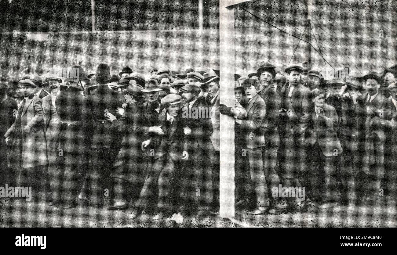 La folla invade il campo di calcio alla finale della fa Cup di Wembley Foto Stock