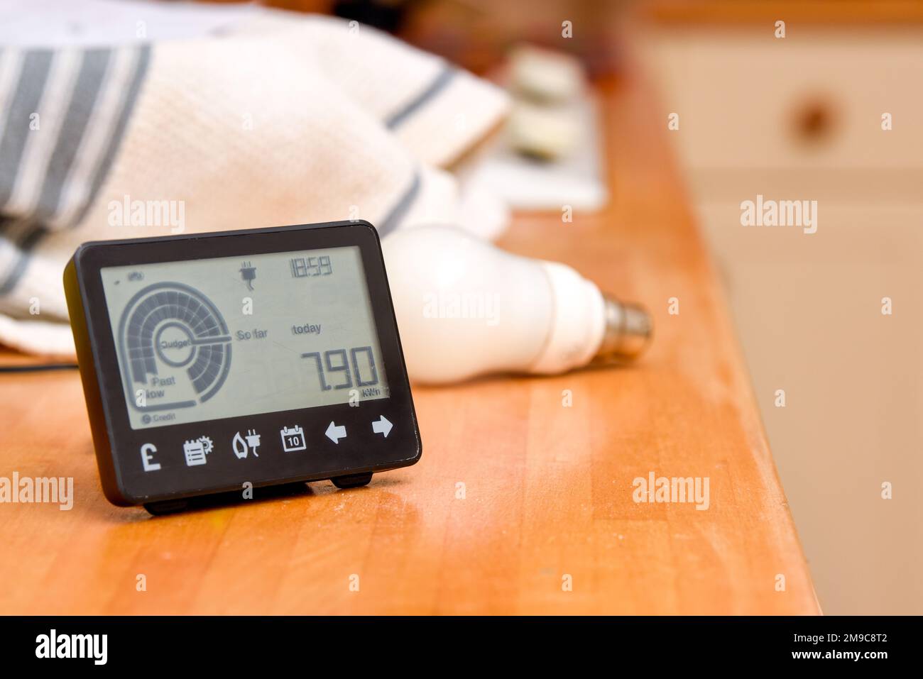 Misuratore di energia intelligente in un ambiente domestico per monitorare l'utilizzo di elettricità in casa Foto Stock