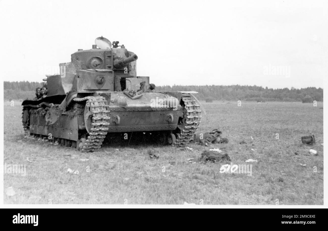 Un carro armato medio multiridato T-28 sovietico, abbattuto, con i membri dell'equipaggio morti atill dove sono morti. Foto Stock