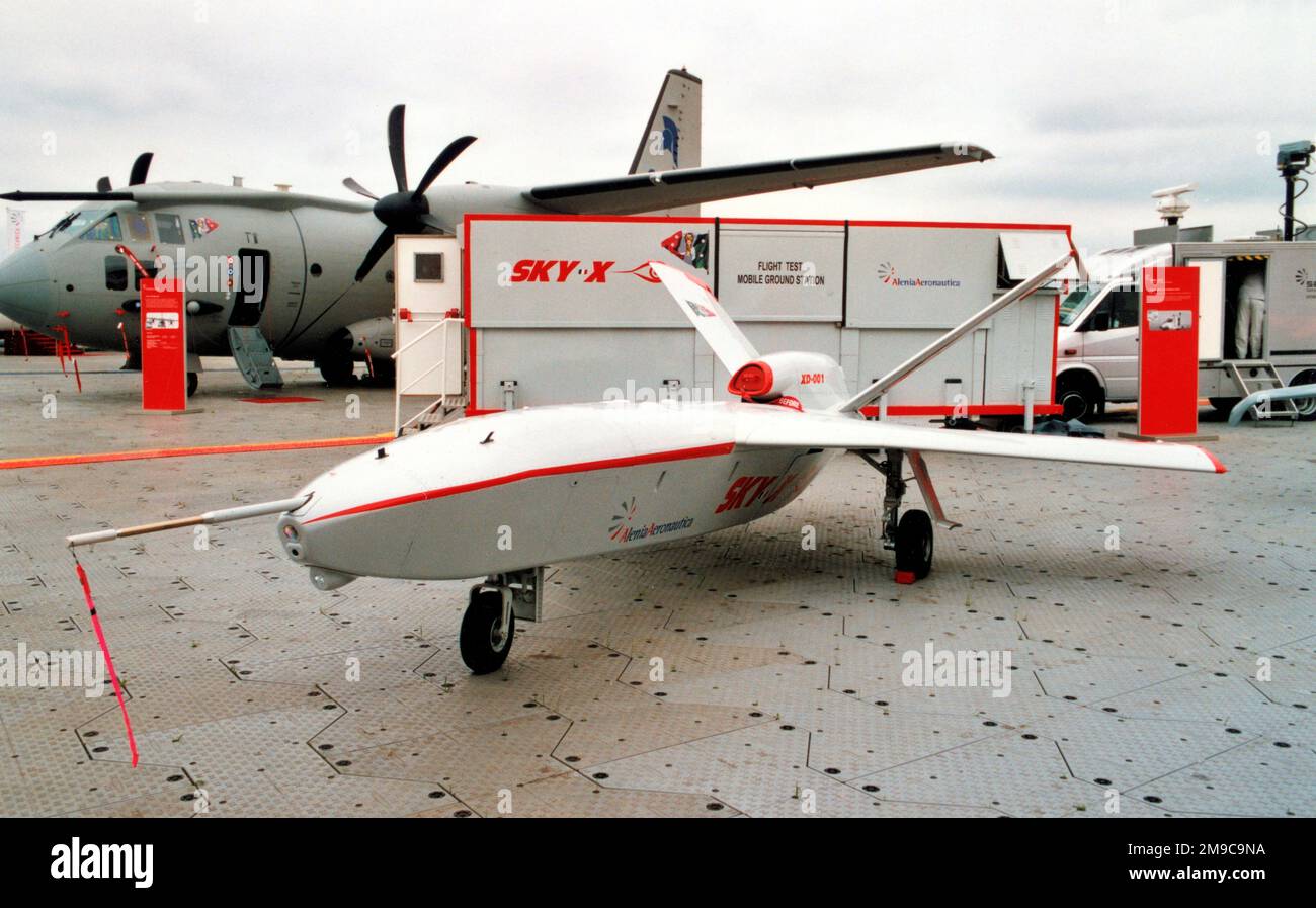 Alenia Sky-X XD-001 (msn 001), un moderno UAV alla SBAC Farnborough Air-show, tenutasi dal 18 al 23 luglio 2006. Foto Stock