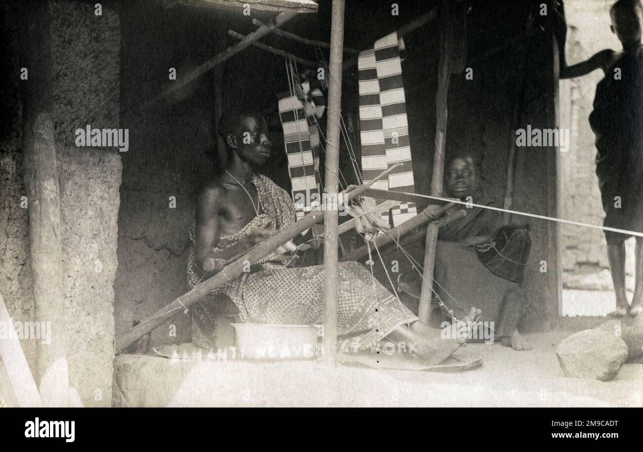Ghana, Africa occidentale - Ashanti Weaver al lavoro utilizzando le dita dei piedi per controllare il telaio. Foto Stock