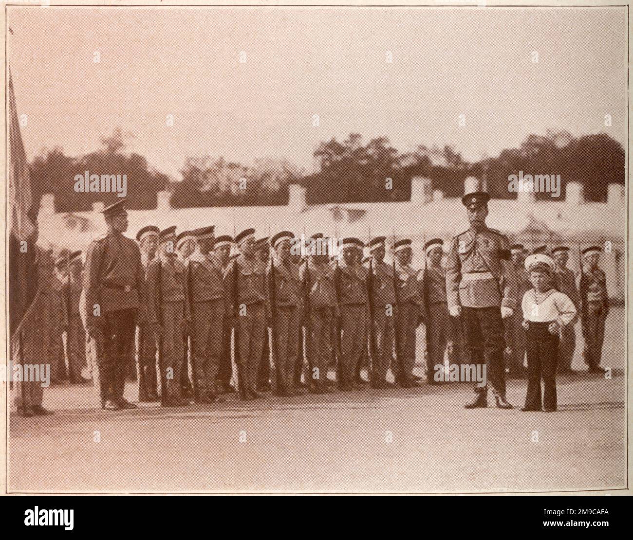 Russia - lo zar Nicola II e lo zar Alexei Nikolaevich riesaminano i bambini della scuola popolare Venere a Bakhmut, Ucraina orientale. Foto Stock