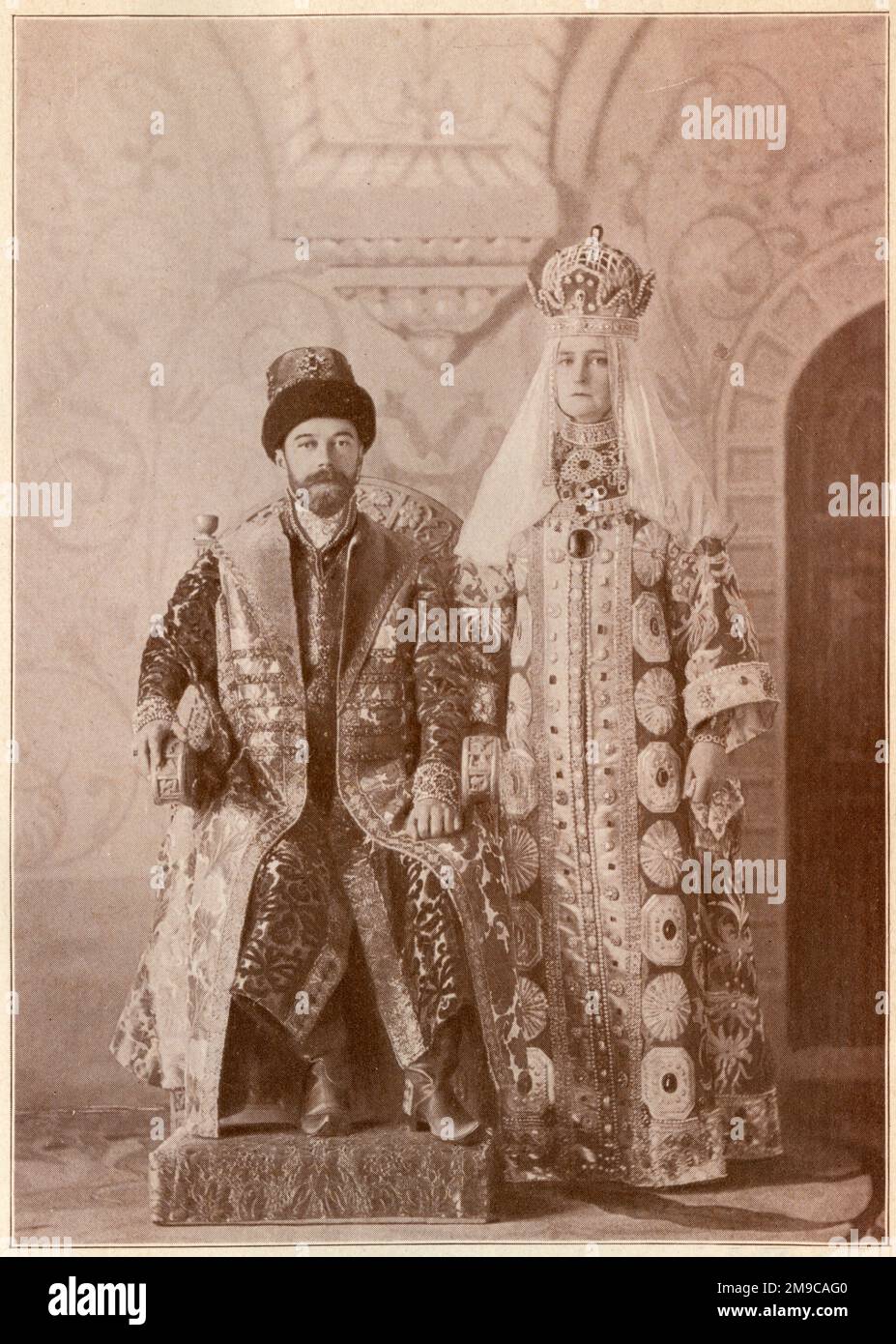 Russia - Zar Nicola II (1868-1918) e Tsarina Alexandra Feodorovna (1872-1918) indossando il tradizionale costume russo in una palla tenuta al Palazzo dell'Hermitage, St Pietroburgo, Russia nel 1903. Foto Stock