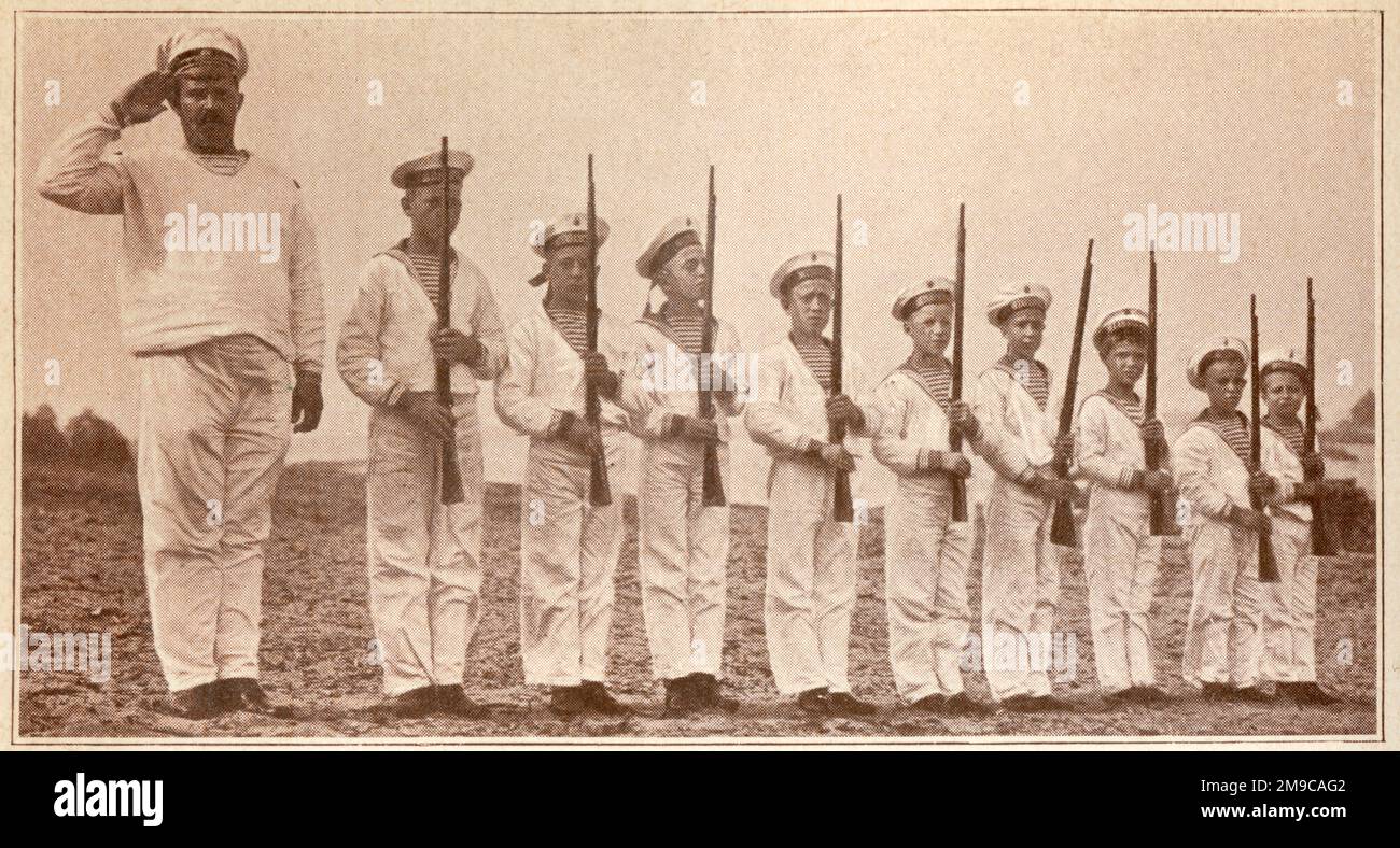 Alexei Nikolaevich, Tsarevich di Russia (1904-1918) (terzo da destra) con la sua troupe di marinai 'cadetti'. Foto Stock