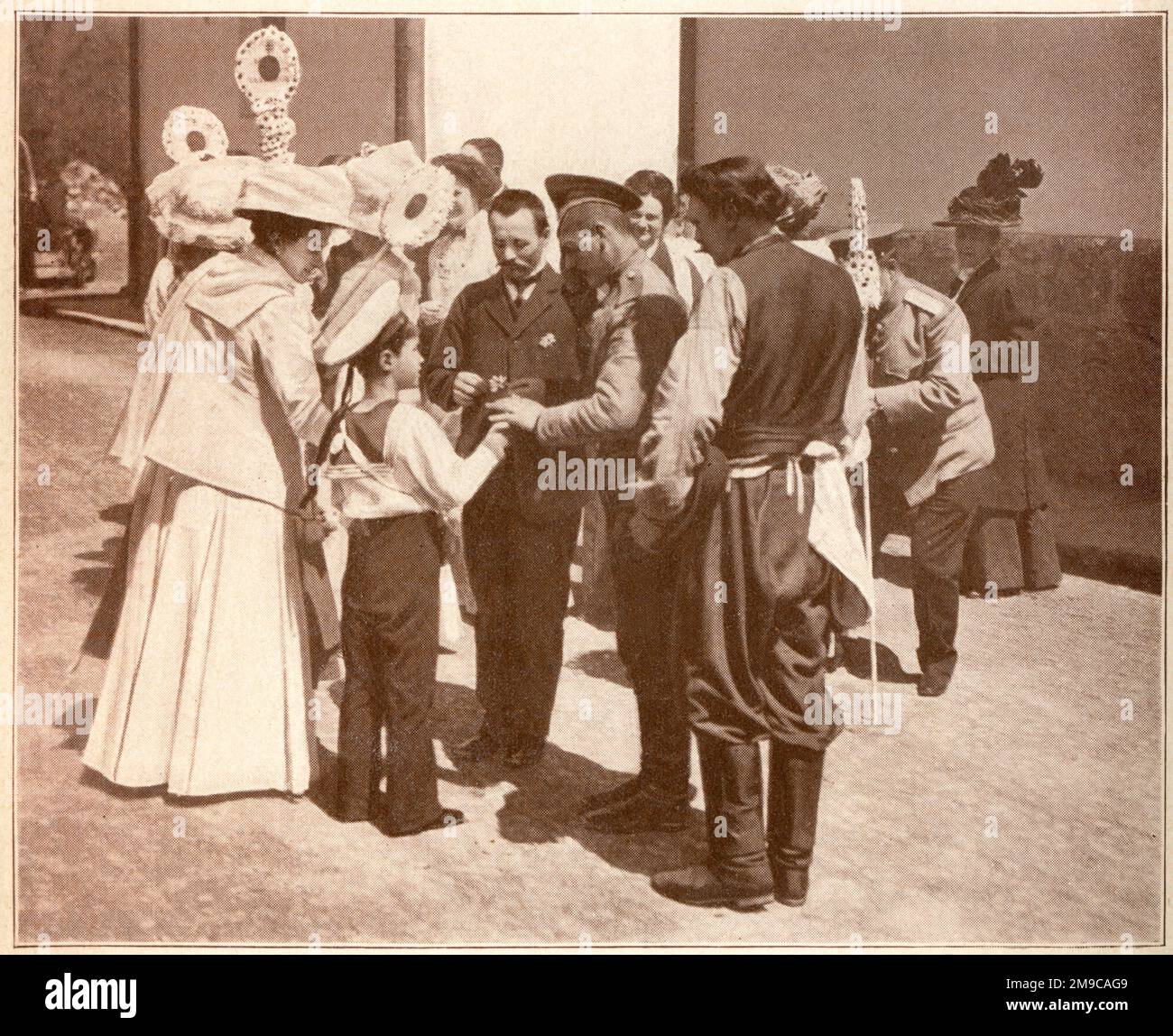 A Livadia, Crimea, il giovane Alexei Nikolaevich, Tsarevich di Russia (1904-1918) vende margherite a beneficio dei pazienti affetti da tubercolosi. Foto Stock