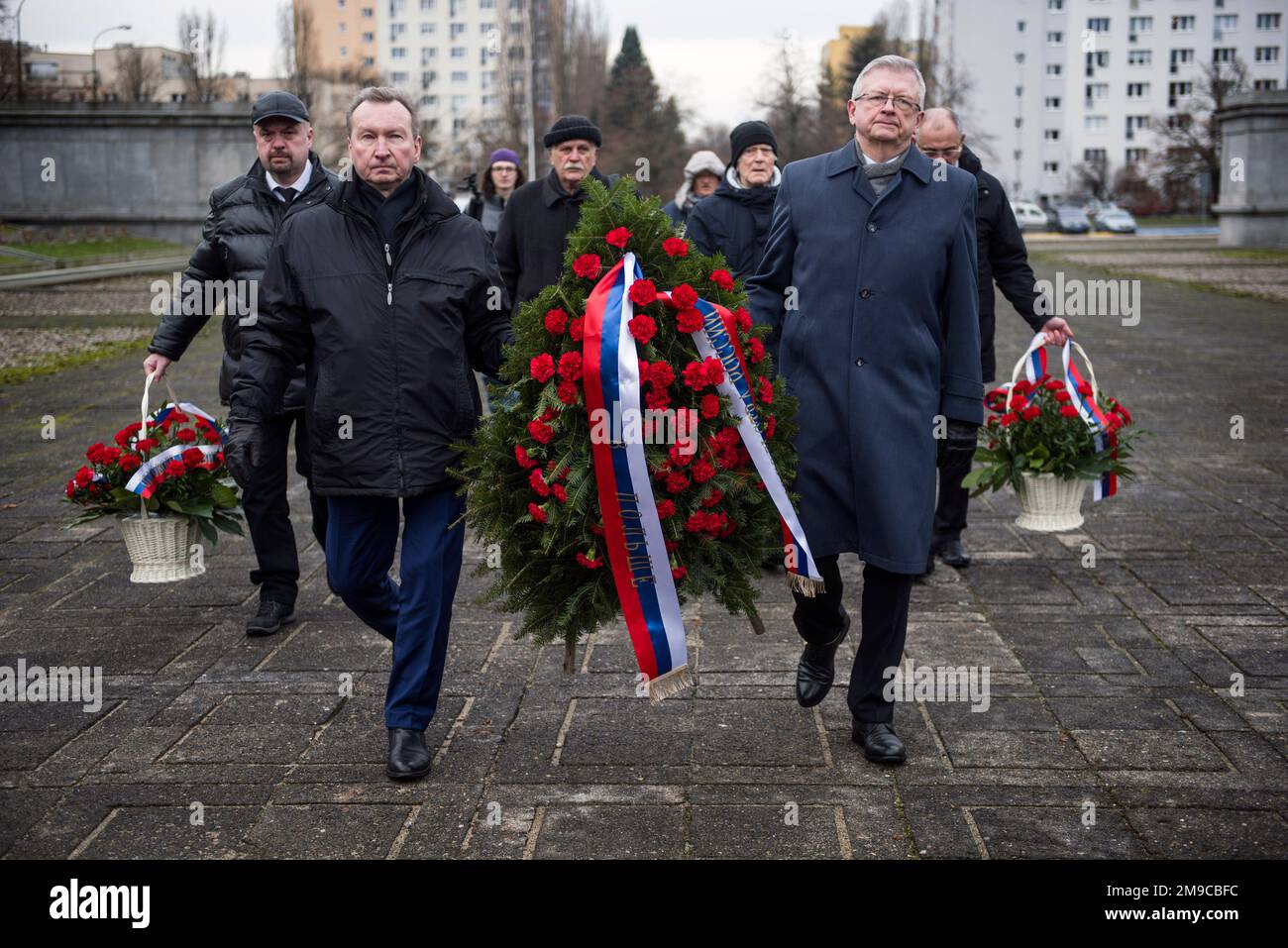 L'ambasciatore russo in Polonia, Sergey Andreev (a destra) porta una corona nel cimitero dei soldati sovietici a Varsavia. L'ambasciatore russo in Polonia, Sergey Andreev, ha prestato una corona al cimitero dei soldati sovietici a Varsavia in occasione dell'anniversario della liberazione della capitale polacca dall'occupazione tedesca nazista. Il 17 gennaio 1945, l'Armata Rossa entrò a Varsavia come risultato di un'offensiva da parte delle truppe sovietiche lanciata il 13 gennaio 1945 sul fronte dal Baltico ai Carpazi. Dopo la caduta del comunismo in Polonia, il discorso di 'liberazione' da parte dei soldati sovietici cessò lentamente e Foto Stock