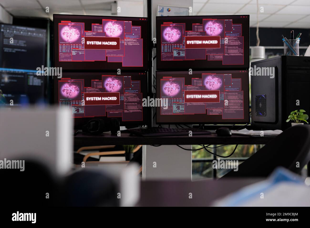 Scrivania dell'ufficio dati vuota con più computer di programmazione che lampeggiano l'avviso di violazione della sicurezza sull'app di rete. I monitor visualizzano un messaggio di errore critico sullo schermo con un avviso di arresto anomalo del sistema. Foto Stock
