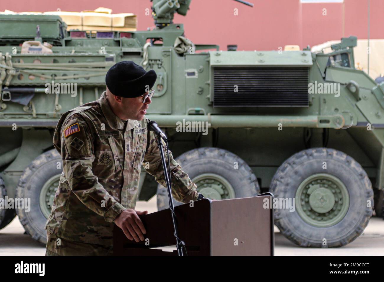 1st Christopher Price, assegnato alla sede centrale e alla sede centrale, 2nd Stryker Brigade Combat Team, 4th Fanteria parla durante una cerimonia di cambio di responsabilità a ft. Carson, Colorado, maggio 16. Durante la cerimonia, 1st Sgt. Christopher Price ha ceduto la responsabilità della società a 1st Sgt. Jaime Natividad. STATI UNITI Foto dell'esercito di Major Jason Elmore. Foto Stock