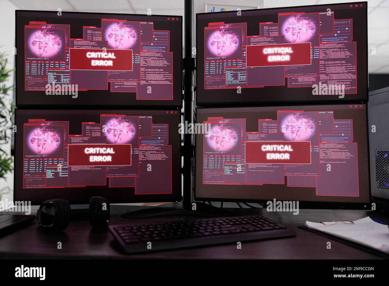 Svuotare l'ufficio IT con il monitor dei computer con un messaggio di errore critico sullo schermo, che mostra un avviso di pirateria informatica e un avviso di violazione della sicurezza. Azienda di software con più schermi che eseguono attacchi di cyber crimine. Foto Stock