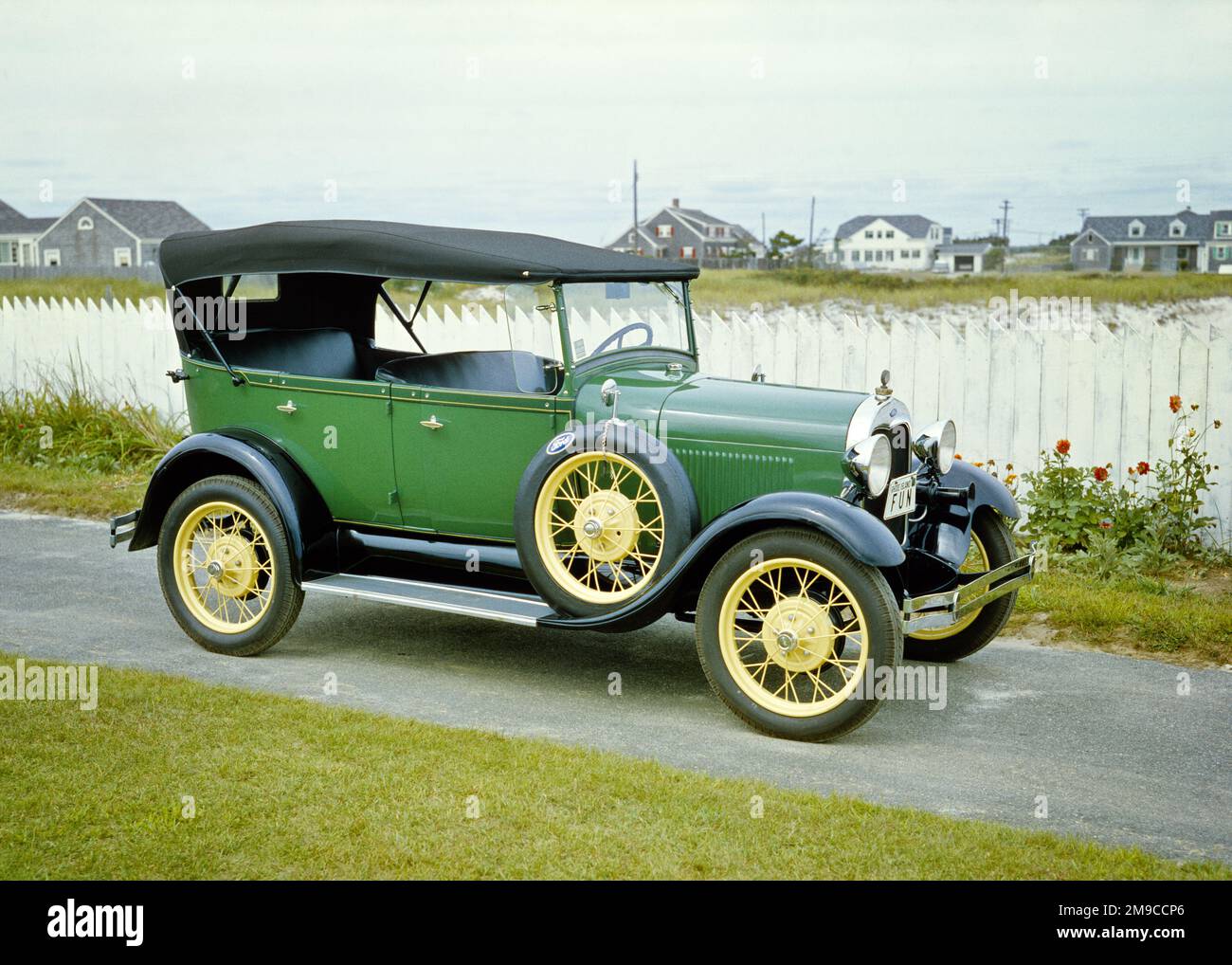 1920S 1929 VERDE E NERO FORD 4 PORTE PHAETON CON RUOTE IN FILO GIALLO E TELA SUPERIORE PARCHEGGIATA IN RIVA AL MARE IMPOSTAZIONE NJ USA - KM1060 KRU001 HARS VECCHIO STILE Foto Stock