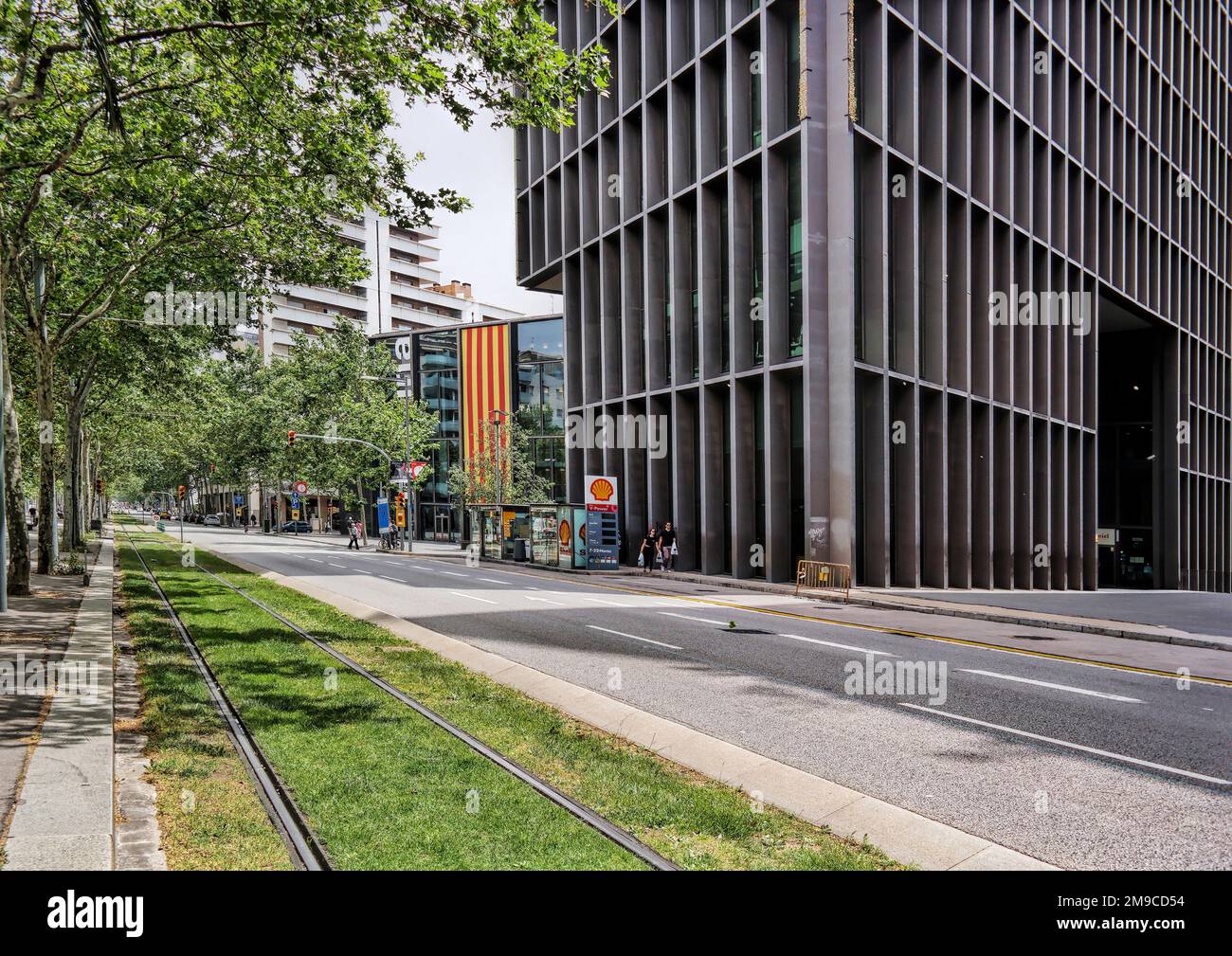 Barcellona, Spagna - Maggio 2018: Edificio Mediapro su Campus audiovisivo progettato da OAB. Torre Mediapro con tram verde Foto Stock