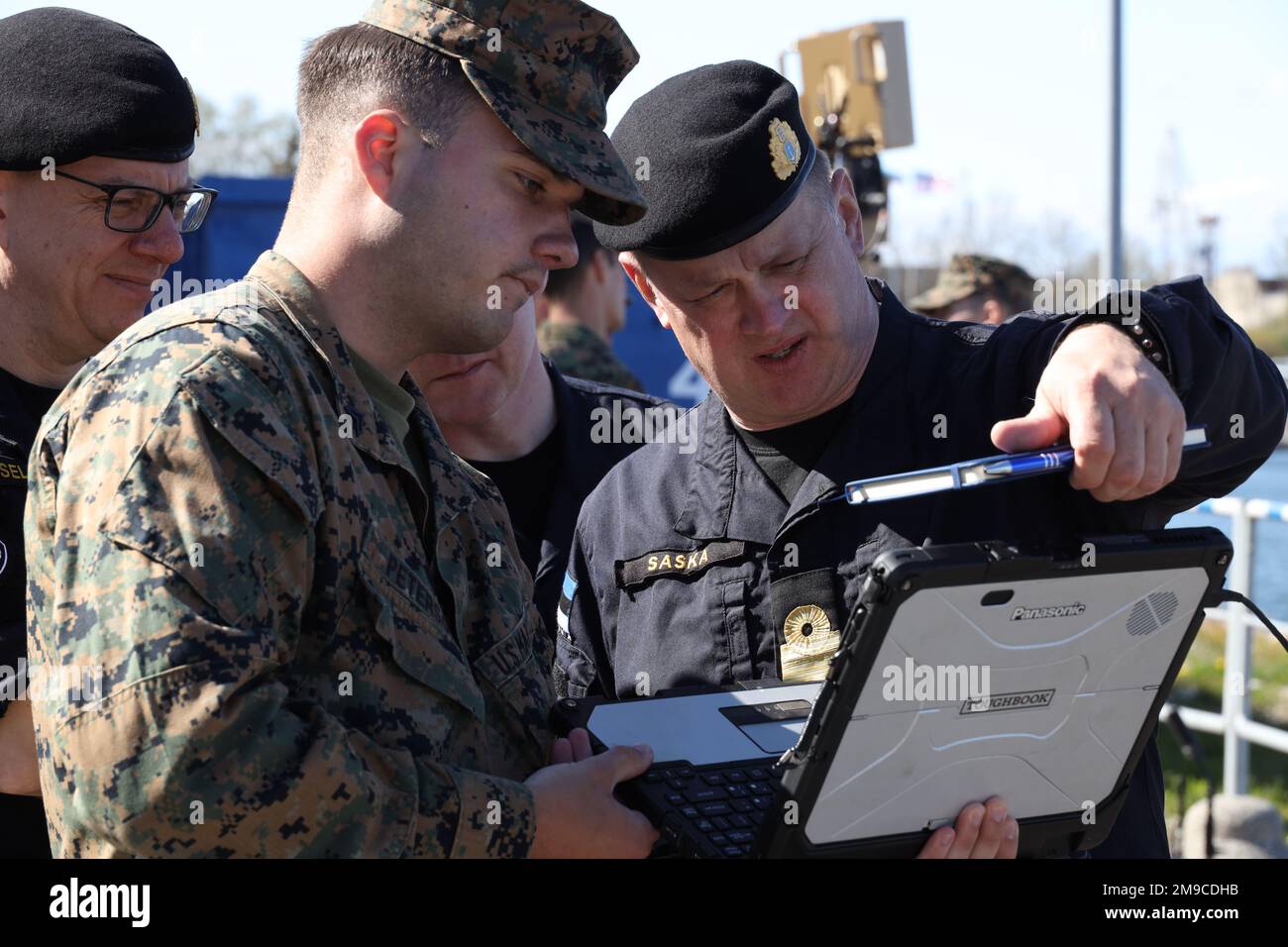 TALLINN, Estonia (16 maggio 2022) Stati Uniti Sam Peterson (a sinistra), una leggera marina di ricognizione corazzata attaccata alla Task Force 61/2, mostra le foto catturate da un RQ-20 Puma al Commodore Jüri Saska, comandante della Marina estone, durante una dimostrazione di vari attrezzi e attrezzature come parte dell'esercizio Hedgehog 22 vicino Tallinn, Estonia, maggio 16, 2022. La task force 61/2 partecipa all'esercizio Siil (Hedgehog) 22 guidato dall'Estonia per migliorare la consapevolezza e l'interoperabilità del dominio marittimo con l'Estonia e garantire sicurezza e stabilità con gli alleati e i partner della NATO nella regione baltica. Foto Stock