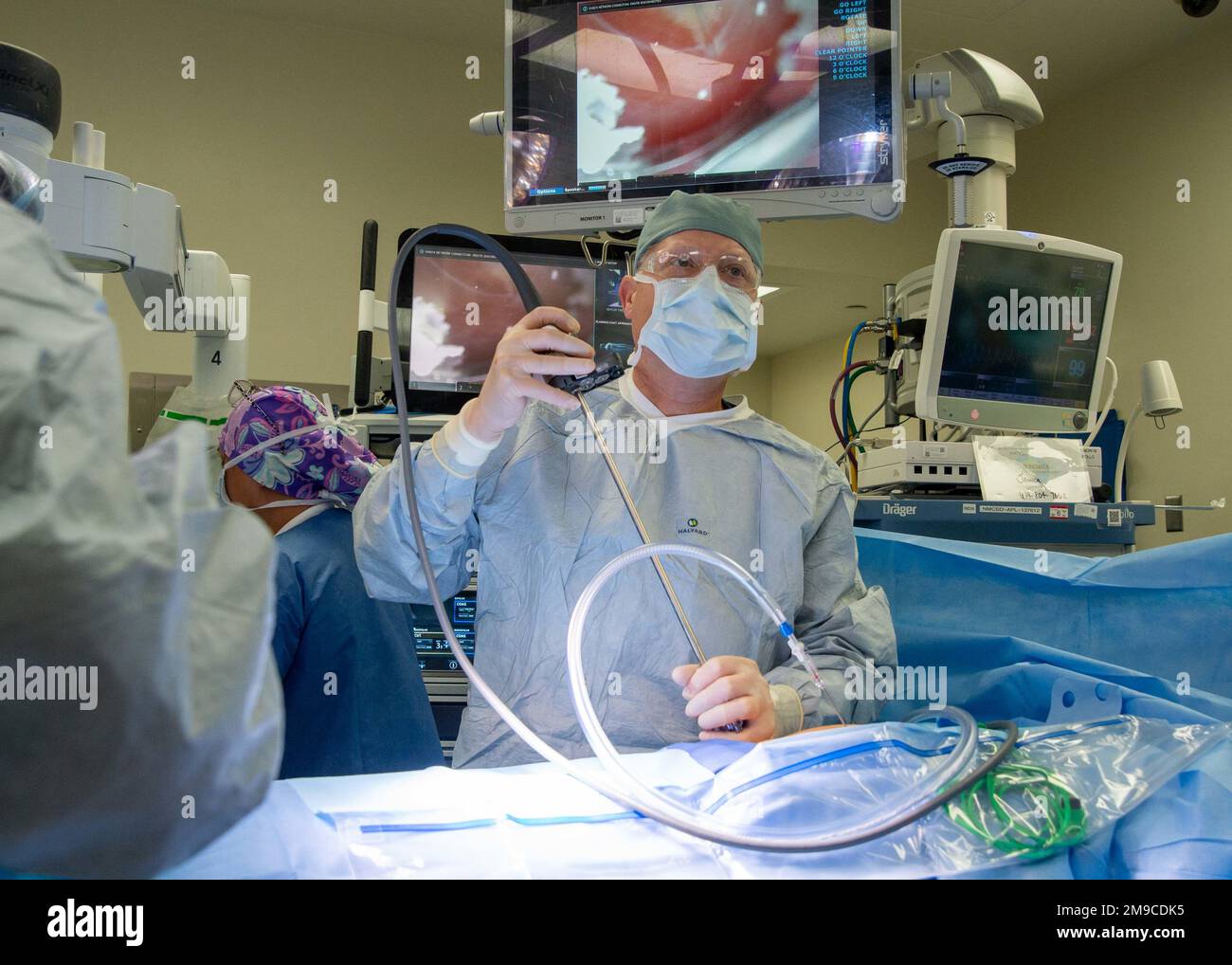 220516-N-XZ205-1053 SAN DIEGO (16 maggio 2022) Capt. Gordon Wisbach, Navy Medicine Readiness and Training Command (NMRTC), direttore telesurgico del Virtual Medical Operations Center (VMOC) di San Diego, si prepara per un intervento di rimozione della cistifellea assistita da robot presso NMRTC San Diego il 16 maggio. Durante l'intervento chirurgico, Wisbach ha comunicato in remoto, in base al protocollo approvato, i membri dello staff del Naval Hospital Camp Pendleton per il telementoring. La missione di NMRTC San Diego è quella di preparare i membri del servizio a schierarsi a sostegno delle forze operative, fornire servizi sanitari di alta qualità e plasmare il futuro dell'esercito Foto Stock
