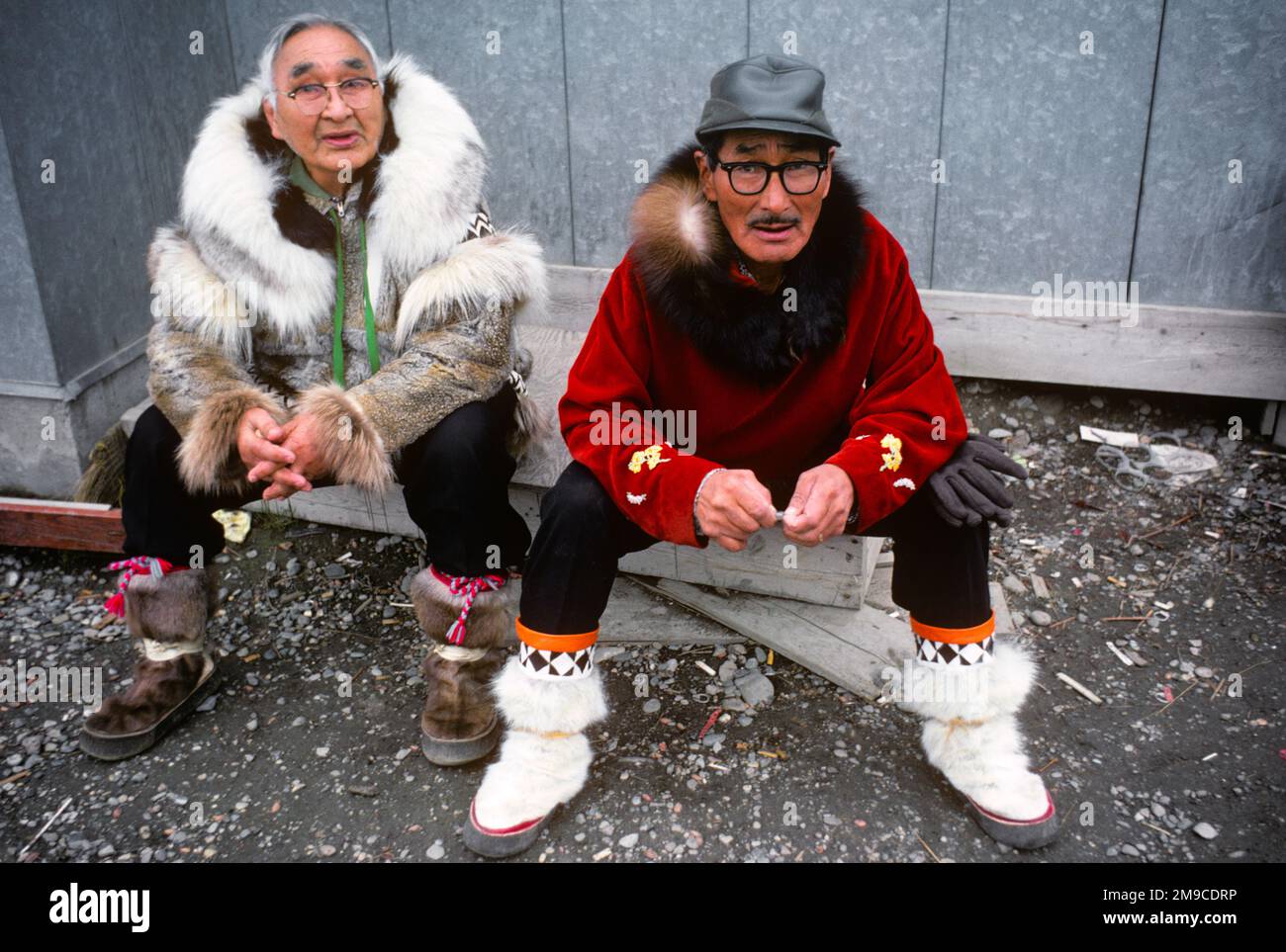 1980S DUE ANZIANI INDIANI D'AMERICA NATIVI UOMINI IN GARB LOCALE GUARDANDO LA FOTOCAMERA KOTZEBUE NEL NORD-OVEST DEL DISTRETTO ARTICO DELL'ALASKA USA - KR57055 SPE001 HARS ESKIMO RURAL HOME VITA AMICIZIA PERSONE INTERA INDIANI MASCHI SPIRITUALITÀ FIDUCIA ESPRESSIONI MEDIO-VECCHIO NORD AMERICA UOMO DI MEZZA ETÀ OCCHIO CONTATTO NORD AMERICA ALASKA VECCHIO ETÀ OLDSTERS ALLEGRO ANGOLO ALTO OLDSTER ORGOGLIO DELLE OCCUPAZIONI LOCALI SORRIDE ANZIANI CONCETTUALE GARB GIOIOSO STILE KOTZEBUE NATIVO AMERICANO INUPIAT ARCTIC BOROUGH NATIVI AMERICANI RELAX INDIGENO NORTHWEST VECCHIO STILE Foto Stock