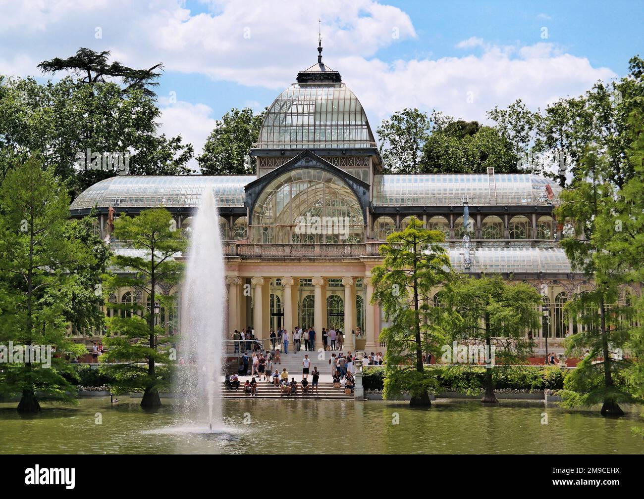 Madrid, Spagna - maggio 2018: Palazzo di cristallo (Palacio de Cristal) nel Parco del Retiro. Costruito nel 1887 Foto Stock