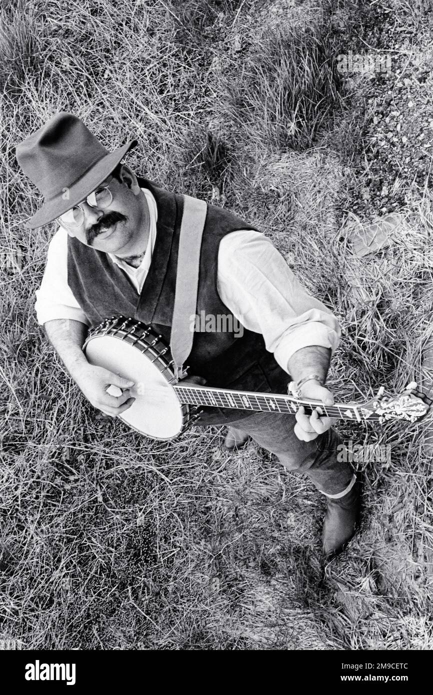 1960S 1970S 5 FILO BANJO MUSICISTA GUARDANDO IN SU LA MACCHINA FOTOGRAFICA GIOCARE BANJO INDOSSARE OCCHIALI DA CAPPELLO MUSTACHE - M11727 HAR001 HARS MASCHI FIDUCIA B&W NORTH AMERICA OCCHIO CONTATTO NORTH AMERICAN MUSTACHE PERFORMING ARTS FELICITÀ ANGOLO ALTO MUSTACHES ECCITAZIONE BELLO ORGOGLIO IN SU FACCIALE CAPELLI STRUMENTO MUSICALE BANJO 5 STRINGA BLUEGRASS CREATIVITÀ GIOVANE UOMO ADULTO NERO E BIANCO HAR001 VECCHIO STILE Foto Stock