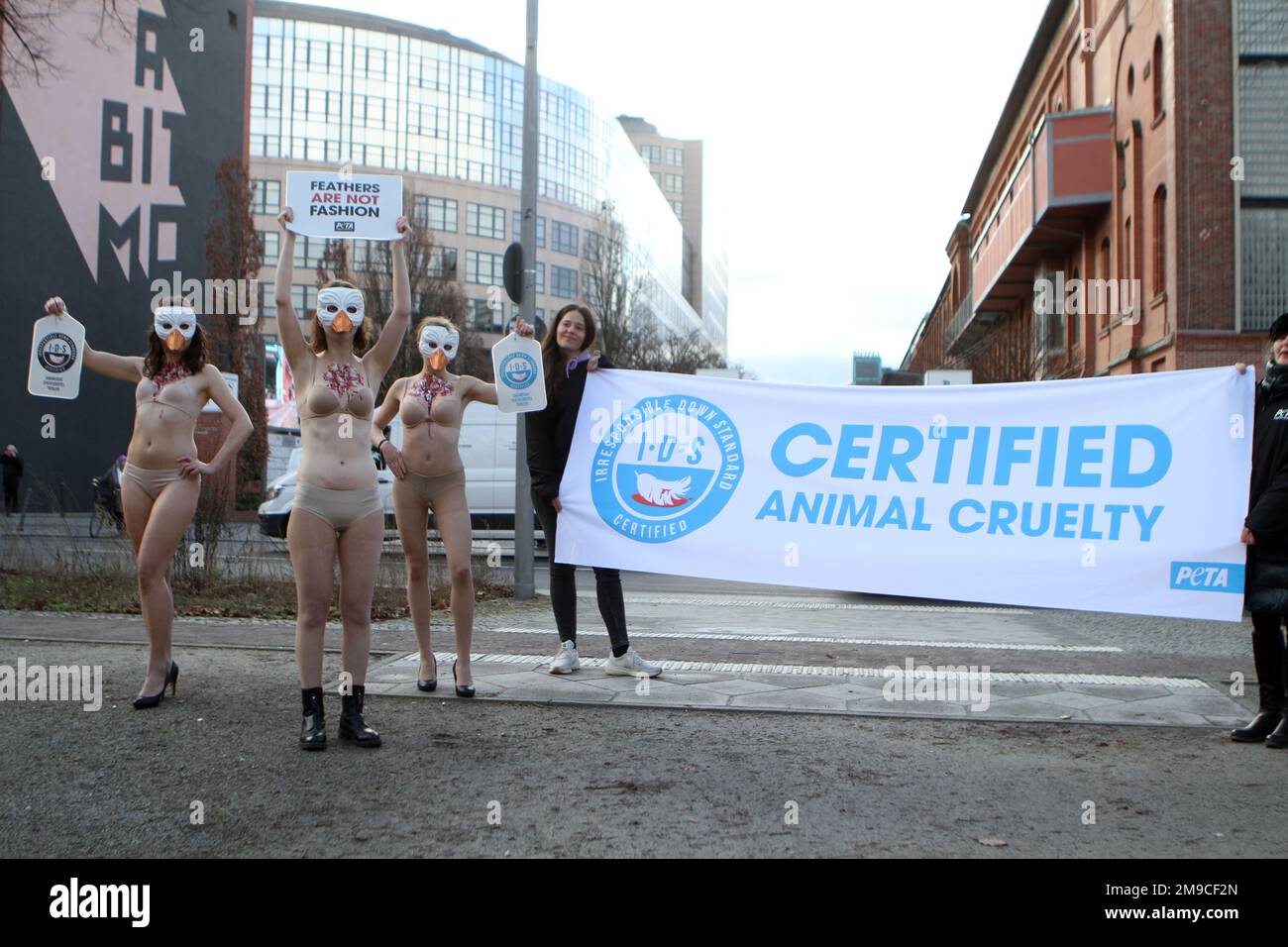 Berlino, Germania. 17th Jan, 2023. Manifestanti con segni di protesta davanti al bolle Festsäle in Alt-Moabit, dove si svolge il W.E4.Fashion Day a Berlino. PETA Germany è stata fondata alla fine del 1993 ed è la più grande organizzazione per il benessere degli animali del paese che si occupa di tutela dei diritti degli animali. (Foto di Simone Kuhlmey/Pacific Press) Credit: Pacific Press Media Production Corp./Alamy Live News Foto Stock