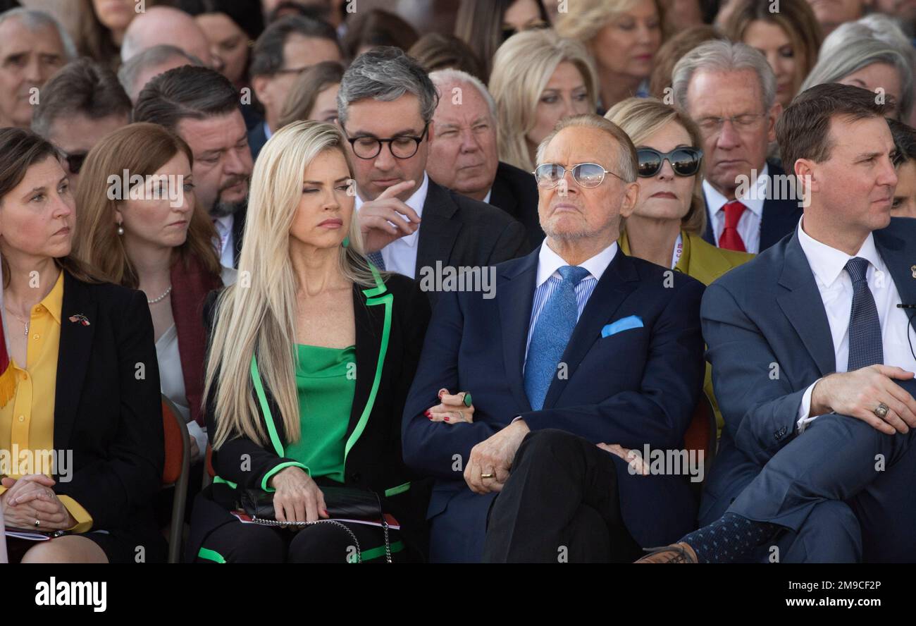 Austin Texas, USA, 17 gennaio 2023: Attrice e MAJOR DI FEDE modello siede con marito, MAJOR di LEE attore, durante il terzo inaugurazione del governatore del Texas Greg Abbott (non mostrato) sui gradini nord del Campidoglio del Texas. Credit: Bob Daemmrich/Alamy Live News Foto Stock