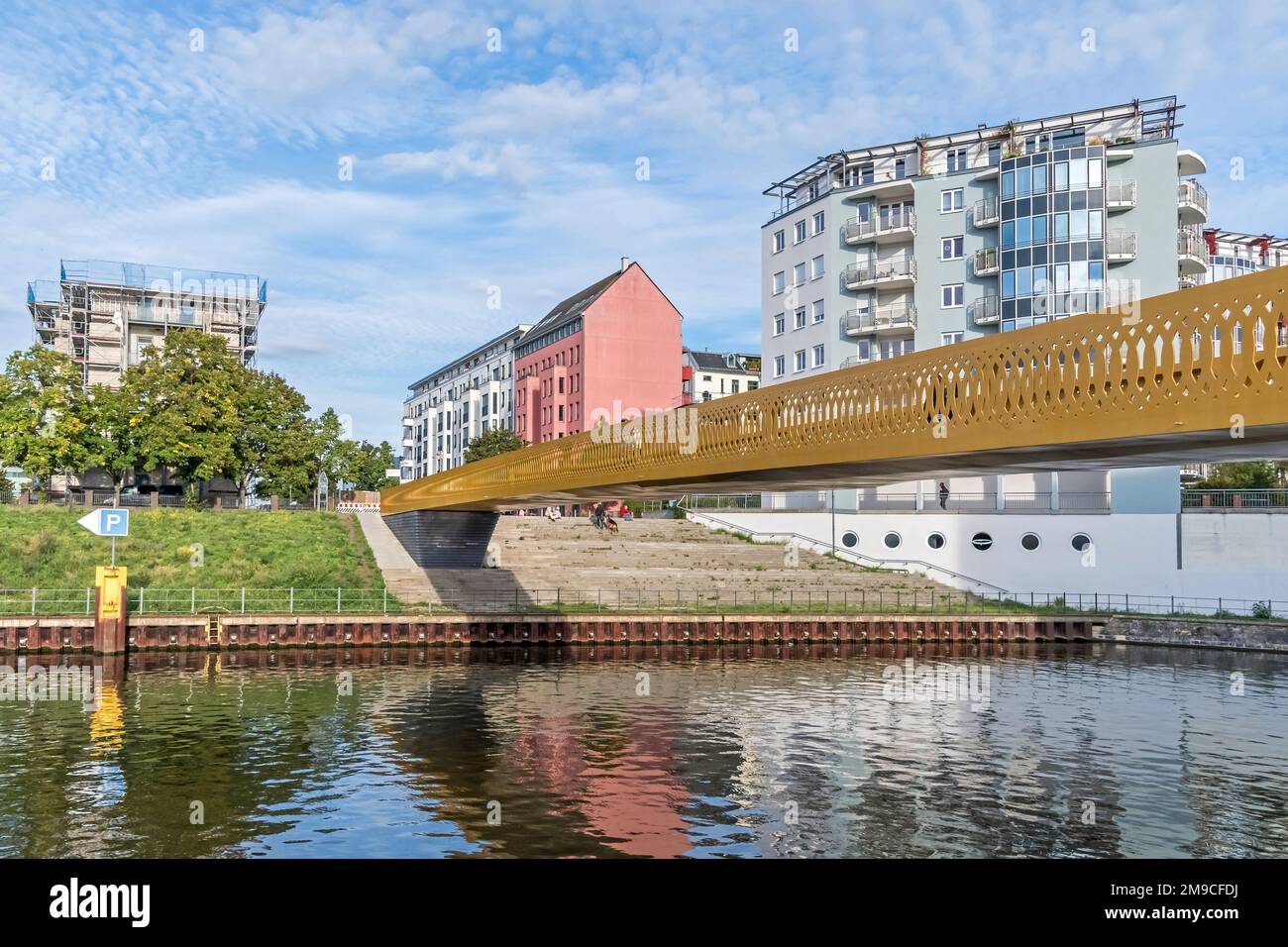 Berlino, Germania - 23 settembre 2022: Prato per prendere il sole al porto di Nordhafen con il nuovo ponte Golda-Meir-Steg sul canale marittimo Berlino-Spandau Foto Stock